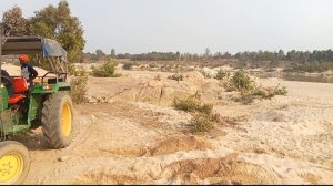 गिरिडीह/मुफस्सिल थाना क्षेत्र के बेरदोंगा पंचायत से सटे बडॉकर नदी से बड़कीटांड गावँ होते हुए बालू माफियाओं द्वरा प्रतिदिन लगभग 100 ट्रेक्टर बालू का तरस्कारी किया जाता है।प्रखण्ड से लेकर जिला तक के जनप्रतिनिधि ओर पदाधिकारी मौन साधे हुए हैं।लगता है कहीं न कहीं जनप्रतिनिधि ,ओर प्रखण्ड के पदाधिकारियों के मिली भगत से बालू माफियाओं द्वरा प्रतिदिन लगभग 100 ट्रेक्टर बालू तरस्कर किया जाता है।