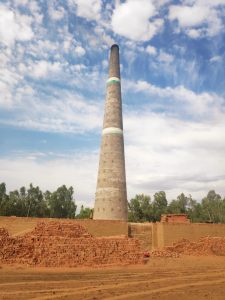 गिरिडीह जिले के बगोदर। बगोदर और आसपास के क्षेत्रों में कोयला का खदान नहीं है। बावजूद इसके बगोदर प्रखंड क्षेत्र में इन दिनों ईट भट्ठा का संचालन बड़े पैमाने पर चल रहा है। ईट भट्ठा का संचालन में अवैध कोयला को खपाया जाता है। सूत्रों के अनुसार, ग्रामीण क्षेत्रों में बड़ी संख्या में इन दिनों ईट भट्ठे तैयार किए जा रहे हैं जबकि कुछ भट्ठे में ईट तैयार होकर ईटों की बिक्री भी की जा रही है। ईट भट्ठे में ईटों को पकाने यानी तैयार करने के लिए कोयला की जरूरत पड़ती है। बताया जाता है कि इसके लिए भट्ठा के संचालकों के द्वारा अवैध कोयला का इस्तेमाल किया जाता है। बोकारो जिले के बंद पड़े कोयला खदानों से अवैध रूप से खनन कर धंधेबाजों के द्वारा कोयला की बिक्री की जाती है और फिर कोयला तस्करों के द्वारा उसे खरीदा जाता है और बाइक से ढोकर उस कोयला को ईट भट्ठियों तक पहुंचाया जाता है। फिर ईट तैयार करने में उस अवैध कोयले की खपत की जाती है। बताया जाता है कि बाइक से होने वाले कोयला का अवैध कारोबारियों का पुलिस का संरक्षण प्राप्त है। इसके अलावा बाइक से कोयला डंप कर उसे बिहार भी भेजने का कारोबार बीच - बीच में संचालित होता रहता है। पुलिस की छापेमारी में इसका खुलासा भी होता रहता है। सूत्रों के अनुसार पुलिस के द्वारा अवैध कोयला के कारोबार में छापेमारी तब की जाती है जब उनकी जानकारी में कारोबार होता है।