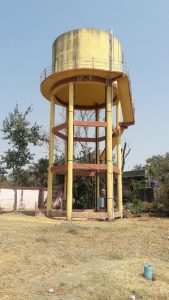 बिरनी प्रखंड के भरकट्टा ओपी क्षेत्र के पेशम पंचायत स्थित पानी टंकी पिछले 10 महीनों से बंद पड़ा था। जिससे लगभग 1600 परिवार जल संकट से परेशान हो रहे थे। इस पानी टंकी से आश्रित परिवारों की दिक्कतों तथा गर्मी को देखते हुए पेशम मुखिया रागिनी सिन्हा तथा प्रतिनिधि गुड्डू सिन्हा के अथक प्रयास के बाद बुधवार को पुनः चालू किया गया। जिससे लोगों में राहत महसूस की जा रही है।
विदित हो कि बिजली बिल जमा नहीं होने से बिजली पानी टंकी में विभाग की ओर से बिजली सप्लाई बंद कर दी गई थी तथा मेनटेनेंस कर्मियों का वेतन भुकतान नहीं होने के कारण कर्मी काम छोड़ दिये थे। इस बाबत मुखिया रागिनी सिन्हा ने लोगों से अपील करते हुए कहा है कि लाभुक अपना-अपना नल सही करा लें ताकि अब पानी के लिए दिक्कतें न उठानी पड़े। कहा कि जलापूर्ति शुरू होने से जनता जनार्दन में खुशी है। मौके पर पंचायत समिति प्रतिनिधि विक्रम तर्वे, सौरभ राय, विक्रम यादव, कर्मी जितन मण्डल, माझी तुरी, पवन सिंह, अभिषेक राम आदि उपस्थित थे।