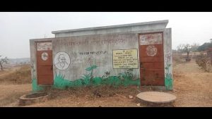 गिरिडीह जिला के क्षेत्र   बगोदर प्रखंड के ग्रामीण इलाकों में सरकारी स्तर पर बनाए गए सामुदायिक शौचालय बेकार साबित हो रहे हैं। लाखों की लागत से ग्रामीण क्षेत्रों में सामुदायिक शौचालय का निर्माण कर महज खानापूर्ति की गई है। चूंकि पानी के बगैर शौचालय भवन का कोई मतलब नहीं बनता है। ऐसे में यह कहना गलत नहीं होगा कि शौचालय निर्माण के समय स्थल चयन में अनदेखी कर महज सामुदायिक शौचालय भवन निर्माण की औपचारिकता पूरी की गई है। प्रखंड के अटका पूर्वी पंचायत अंतर्गत बूढ़ाचांच के तुरीटोला में वित्तीय वर्ष 2021- 22 में सामुदायिक शौचालय का निर्माण किया गया था। मगर यह बेकार साबित हो रहा है। स्थानीय लोगों के अनुसार, इस शौचालय का इस्तेमाल आज तक ग्रामीणों ने नहीं किया है। चूंकि जिस जगह पर शौचालय का निर्माण किया गया है वहां पानी की सुविधा नहीं है। ऐसे में शौचालय के दोनों दरवाजे पर ताला लटका रहता है। दरवाजे पर लटके ताले में जंग लगा हुआ है जो इस बात का गवाह दे रहा है कि यह शौचालय भवन कभी भी नहीं खुलता है। इसके अलावा शौचालय भवन के सामने में झाड़ - झंखाड़ उग आया है। ऐसे में यह कहना गलत नहीं होगा कि सामुदायिक शौचालय के नाम पर यहां सरकारी रूपए की बर्बादी हुई है। गिरिडीह से रिपोर्टर ज्योति