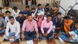 गिरिडीह कॉलेज में गुरुवार को अखिल भारतीय राष्ट्रीय छात्र संगठन (एनएसयूआई) के सदस्यों ने तालाबंदी कर विरोध प्रदर्शन किया. एनएसयूआई ने कॉलेज प्रशासन पर छात्रों से अनावश्यक रूप से अधिक शुल्क वसूलने और मनमानी करने का आरोप लगाया. नेतृत्व एनएसयूआई के प्रदेश महासचिव अभय कुमार व छात्र नेता विनीत भास्कर ने किया. अभय कुमार ने बताया कि सेमेस्टर-3 के फॉर्म पर पहले से ही 100 रुपये अंकित था, लेकिन उसमें काटकर 300 रुपये लिखा गया और छात्रों से वही राशि वसूली जा रही है. कहा कि पिछले वर्ष भी ऐसी ही स्थिति उत्पन्न हुई थी, जब 100 का फॉर्म 300 में दिया गया था. तब एनएसयूआई के विरोध के बाद फीस को 100 कर दिया गया था और यह आश्वासन दिया गया था कि भविष्य में यदि शुल्क में कोई वृद्धि की जाती है तो फॉर्म में आवश्यक संशोधन किया जायेगा. इस वर्ष पुनः वही स्थिति सामने आने पर एनएसयूआई ने कॉलेज प्रशासन से वार्ता की. अभय कुमार ने स्पष्ट किया कि यदि कॉलेज प्रशासन के पास फॉर्म प्रिंट कराने के लिए संसाधनों की कमी है तो हर साल एनएसयूआई स्वयं इसकी व्यवस्था करेगी.
  जानकारी के अभाव में किया गया विरोध प्रदर्शन : प्राचार्य
इधर इस संबंध में गिरिडीह कॉलेज के प्राचार्य डॉ अनुज कुमार ने कहा कि जानकारी के अभाव में विरोध किया गया. बताया कि जो भी शुल्क छात्रों से लिया जा रहा है, वह विश्वविद्यालय के द्वारा जारी किया गया है. कहा कि गिरिडीह कॉलेज के जो पुराने प्राचार्य थे, उनके द्वारा पहले ही सेमेस्टर तीन का एडमिशन फॉर्म काफी मात्रा में प्रिंट करवा दिया गया था. इसकी वजह से उस फॉर्म को ही छात्रों को दिया जा रहा है. कहा कि जो भी शुल्क छात्र जमा करते हैं, वह बैंक में जमा होता है.