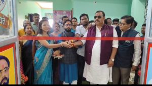 आज दिन सोमवार को राधास्वामी संगठन के आवास योजना के तहत दो आवास का भूमि पूजन प्रदेश अध्यक्ष श्री मुकेश कुमार सिन्हा और गिरिडीह जिला प्रभारी अनीशा सिन्हा के द्वारा किया गया। जिसमें आवास के पहले लाभुक मनोज ठाकुर, पता महेशलुंडी, करहरबारी और दूसरे लाभुक संतरा देवी पता पिंडाटांड़, पचम्बा, गिरिडीह हैं। प्रदेश अध्यक्ष श्री सिन्हा के द्वारा बताया गया कि माह नवंबर 2025 में इन दोनों आवास को पूरा कर चाभी लाभुक को सौंप दिया जाएगा और संगठन के द्वारा पूर्व में भी दो आवास बनाकर लाभुक को दिया गया है। जिला प्रभारी अनीशा सिन्हा ने बताया कि गिरिडीह जिले में इन दो आवास के साथ कुल 10 आवास इस वर्ष बनाकर संगठन के द्वारा दिया जाना है जिसका कार्य भी संगठन के द्वारा जल्द शुरू किया जाएगा। इसके पश्चात नवीनतम जिला सह प्रदेश कार्यालय का उद्घाटन प्रदेश अध्यक्ष श्री सिन्हा के द्वारा किया गया। जिला प्रभारी ने बताया कि शुरुआत में जिला कार्यालय रेंट के छोटे से रूम से शुरू किया गया था और आज संगठन का जिला कार्यालय करीब 7000 sqft में बनकर अपने ग्रामीणों को लाभ देने के लिए तैयार है। और इसी के साथ आज दो बच्चियों के विवाह में सहयोग स्वरूप विवाह सामग्री भी दिया गया है जिसमें पहला लाभुक गंगिया देवी पता भेलवाघाटी और दूसरा लाभुक सुंदरी देवी पता महेशलुंडी को दिया गया। विवाह सामग्री में दीवान पलंग, सोफा, अलमीरा, फ्रिज, ड्रेसिंग, गद्दा, तकिया, सिलाई मशीन, कुकर, कूलर, पंखा, दिवाल घड़ी और मंडप खर्च के लिए कुछ कैश भी दिया गया। इस मौके पर जिला जोनल प्रभारी अमित कुमार ने बताया कि संगठन अपनी योजनाओं को और बेहतर बनाने के लिए वार्ड स्तरीय कर्मी की नियुक्ति कर रही है जिससे ग्रामीणों को संगठन का लाभ लेने के लिए भटकने की जरूरत नहीं होगी उन्हें अपने घर बैठे अपने गांव में ही संगठन की योजनाओं का लाभ दिया जाएगा और इससे लोग ठगी का शिकार भी कम होंगे। साथ ही झारखंड के निगरानी पदाधिकारी जितेंद्र कुमार उर्फ सुबोध सिंह ने बताया कि संगठन सभी ग्रामीणों और अपने लाभुकों को यह आगाह करती है कि संगठन के नाम से बहुत से लोग ठगी कर रहे है ग्रामीणों को इस ठगी से बचना है, किसी भी तरह के संगठन के नाम से किसी को कोई रकम नहीं देना है, संगठन की किसी भी योजना का लाभ लेना हो तो संगठन के कार्यालय में जरूर संपर्क करे किसी को कोई भी डोनेशन राशि कैश न देकर संगठन के खाते में डोनेट करे। इस मौके पर झारखंड राज्य के सभी जिला के जिला प्रभारी, जिला जोनल प्रभारी, केंद्रीय जोनल प्रभारी और गिरिडीह जिला के सभी पंचायत प्रतिनिधि और प्रखंड प्रतिनिधि उपस्थित हुए।