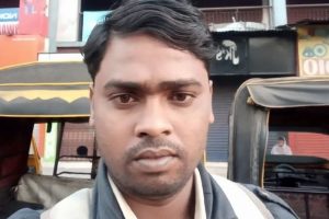 झारखंड के एक ड्राइवर की चमकी किस्मत,My 11 Circle Crorepati Winner:पीरटांड़ (गिरिडीह), भोला पाठक-झारखंड के एक ड्राइवर की जिंदगी My 11 Circle गेमिंग ऐप से रातोंरात बदल गयी है. वह करोड़पति बन गया है. उसने न सिर्फ एक करोड़ पचपन लाख रुपए जीत लिए, बल्कि थार भी जीत ली है. यकायक इस बड़ी जीत से परिवार में खुशी का माहौल है. झारखंड के चतरा, हजारीबाग, पलामू समेत अन्य जिलों से कई युवा अब तक ड्रीम 11 (Dream 11) से करोड़पति बन चुके हैं. हालांकि ये गेम काफी सोच-समझकर खेला जानेवाला है. जोखिमभरे इस खेल से बड़ा नुकसान हो सकता है.
टुनटुन राय की अचानक लग गयी लौटरी
टुनटुन राय काफी दिनों से My 11 Circle गेमिंग ऐप पर टीम बना रहा था और इस गेमिंग ऐप से आईपीएल मैच (IPL Match 2025) में टीम बनाकर ऑनलाइन गेम खेल रहा था. 28 अप्रैल 2025 की रात को उसकी लौटरी लग गयी और वह रातोंरात करोड़पति बन गया. टुनटुन राय जयपुर में है ड्राइवर,My 11 Circle से करोड़पति बने युवक का नाम टुनटुन राय है. वह झारखंड के गिरिडीह जिले के पीरटांड़ थाना क्षेत्र की नावाडीह पंचायत के जमुआ गांव का रहने वाला है. फिलहाल वह राजस्थान की राजधानी जयपुर में ड्राइवर का काम करता है!राजस्थान और गुजरात के बीच खेला गया था आईपीएल मैच
आईपीएल मैच में My 11 Circle गेमिंग ऐप पर खेले जा रहे मैच में टुनटुन राय ने पहला स्थान प्राप्त किया. कुल स्कोर 1307 लाकर वह टॉप पर रहा और एक करोड़ पचपन लाख रुपए जीत लिए. इतना ही नहीं उसने एक थार भी जीती. यह आईपीएल मैच राजस्थान और गुजरात के बीच खेला जा रहा था. इसमें कप्तान वैभव सूर्यवंशी और उपकप्तान शुभमन गिल थे!!!