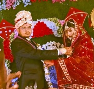 शादी होने के महज सात घंटे के भीतर नवविवाहिता ने मायके में वापस आकर फांसी लगाकर जान दे दी. इसके बाद उसके मायके समेत ससुराल पक्ष के लोगों का भी रो-रोकर बुरा हाल है. जानकारी के अनुसार घोड़थंभा ओपी क्षेत्र के तारानाखो निवासी राधेश्याम पंडित ने अपनी बड़ी बेटी सोनम कुमारी की शादी बुधवार को झरहियाधाम मंदिर में धूमधाम से कोडरमा जिला के नंदूडीह गांव निवासी सोनू कुमार के साथ की थी. इसके बाद वह विदा होकर ससुराल गई. कुछ घंटे बाद ही वह पति के साथ वापस मायके आ गयी. सभी नये दामाद की आवभगत में लगे थे. युवती अपने कमरे में गयी. कुछ देर बाद जब लोग उसके कमरे में गये, तो उसे फांसी के फंदे में लटका देखा. इसके बाद घर में कोहराम मच गया. सूचना पर जमुआ इंस्पेक्टर रोहित कुमार पहुंचे और शव को ओपी ले गये. इंस्पेक्टर ने बताया कि जांच पड़ताल शुरू कर दी गयी है. आवेदन मिलने पर अग्रेतर कार्रवाई की जायेगी.