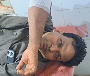 बिरनी प्रखंड के डबरसैनी चौक के पास बुधवार शाम लगभग चार बजे जमीन विवाद को लेकर दो पक्षों में मारपीट हो गयी. इसमें एक पक्ष से महथाडीह निवासी रूपलाल पंडित (45), शंकर पंडित (42) तो दूसरे पक्ष से मुन्ना सोनी (37) व मुकुंद सोनी (45) घायल हैं. सभी का इलाज सामुदायिक स्वास्थ्य केंद्र बिरनीं में किया गया. वहां गंभीर रूप से रूपलाल पंडित व शंकर पंडित को बेहतर इलाज के लिए रांची रेफर कर दिया गया. रूपलाल पंडित ने बताया कि हमलोग मुंबई में सपरिवार रहते हैं. हमारी जमीन डबरसैनी चौक के पास है. उसे मुकुंद सोनी के पास बेचने की मौखिक बात हुई थी. इसी बीच परिवार के लोगों ने जमीन बेचने से मना कर दिया. इसके बाद जमीन को नहीं बेचा गया तो मुकुंद सोनी ने जबरन मेरी जमीन पर कब्जा करने की नीयत से लगभग 3 दर्जन बाहरी लोगों को बुलाकर रातों रात वहां पर एक कमरा का मकान बना लिया. मना करने पर मुकुंद सोनी व उसके परिवार वालो ने लाठी डंडे से हम दोनों भाई को मारपीट कर घायल कर दिया. वहीं दूसरे पक्ष के मुकुंद ने बताया कि हमलोग जमीन का बयाना दिये थे. उसपर हमने एक कमरा बना लिया था. इसी बात को लेकर दोनों पक्षों में जमकर लाठी डंडे से मारपीट हो गयी. घटना की सूचना बिरनी थानां को दे दी गयी है. थाना प्रभारी आकाश भारद्वाज ने कहा कि घटना की सूचना मिली है. आवेदन मिलने पर कार्यवाई की जाएगी.