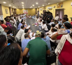 धनबाद/तेतुलमारी एरिया कार्यालय में बिहार जनता खान मजदूर संघ के 14 सूत्री मांगों पर वार्ता का आयोजन किया गया जिसकी अध्यक्षता छोटू सिंह एवं रमेश सिंह ने की।वार्ता में मुख्य रूप से उपस्थित हिंद मजदूर सभा के केंद्रीय उपाध्यक्ष सह बिहार जनता खान मजदूर संघ के महामंत्री रणविजय सिंह उपस्थित हुए।श्री सिंह का स्वागत सत्येंद्र सिंह और उनके साथियों ने किया एवं महाप्रबंधक ने भी श्री सिंह का स्वागत सम्मेलन कक्ष में बुके एवं शॉल देकर किया।मौके पर श्री सिंह के समक्ष एरिया 5 के महा प्रबंधक श्री राज कुमार एवं कतरास एरिया के सभी पदाअधिकारियों के साथ सकारात्मक वार्ता हुई।जहां श्री सिंह ने कहा कि संघ द्वारा मांगी गई सभी मांगे जायज है प्रबंधक 15 दिन के अंदर सभी मांगो के ऊपर संज्ञान लेकर समस्या का समाधान करें अन्यथा संघ मैनेजमेंट के कार्य को बाधित करेगी।मौके पर महेश कुमार साव,पंचू सिंह,बृज बिहारी सिंह,रवि सिंह,आनंद सिंह,आलम