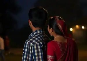 रोहतास जिले के अकोढ़ीगोला में चार बच्चों की मां अपने प्रेमी के साथ फरार हो गई। चारों बच्चों को भी साथ ले गई है। यही नहीं प्रेमी ने महिला के पति को पुलिस में शिकायत करने पर जान से मारने की धमकी भी दी है। महिला घर से सारा सामान भी बटोर ले गई है। घटना की जानकारी होने के बाद पति ने पुलिस थाने में प्राथमिकी दर्ज कराई है। जानकारी के मुताबिक पति कोचस में रहकर राज मिस्त्री का काम कर रहा था। सोमवार को प्रेमी कैथी निवासी विकास कुमार उर्फ अतुल तिवारी ने फोन पर उसे धमकी दिया 
उसने कहा कि तुम्हारी पत्नी मेरे साथ शादी करने के लिए सभी बच्चों के साथ जा रही है। पुलिस के पास शिकायत करोगे तो जान से मार देंगे। तब उसे मामले की जानकारी हुई कि पत्नी चारों बच्चों के साथ घर से फरार हो गई है। जिसकी सूचना ड़हरी थाना क्षेत्र के खैरही गांव में ससुराल में दी। जब वो लोग घर पहुंचे तो घर में ताला बंद था। ताला तोड़कर घर के अंदर गए तो सारे सामग्री गायब था।
थानाध्यक्ष प्रमोद कुमार ने बताया कि कैथी निवासी संतोष प्रजापति के आवेदन पर प्रेमी पर प्राथमिकी दर्ज कर चारों पुत्रों व पत्नी की खोजबीन की जा रही है। वहीं पूरे गांव में घटना चर्चा का विषय बनी हुई है। वहीं पति भी सदमे में है, उसकी पत्नी बच्चों के साथ प्रेमी के साथ भाग गई। फिलहाल पुलिस मामले की जांच में जुटी हुई है।