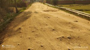 पूर्व जिला परिषद सदस्य सह फॉरवर्ड ब्लॉक नेता राजेश यादव ने बेंगाबाद प्रखंड के ताराटांड़ पंचायत को जोड़ने वाली मुख्य संपर्क मार्ग के अत्यंत जर्जर और ऊबड़ खाबड़ होने का मामला संज्ञान में लाते हुए प्रशासन एवं सरकार से अविलंब इसका निर्माण करने की मांग करते हुए कहा है कि, यह सड़क इस पूरे पंचायत के लिए लाइफ लाइन की तरह है लेकिन इसके जर्जर होने से हजारों की आबादी लंबे समय से परेशानी झेल रही है।
क्षेत्र भ्रमण के दौरान उन्होंने स्थानीय लोगों से भी इस मुद्दे पर बात की। लोगों ने बताया कि, इस सड़क की बदहाली से उनके लिए आवागमन में काफी कठिनाई होती है। एंबुलेंस तक गांव आने से कतराते हैं। कहा कि, एक तो प्रखंड मुख्यालय जाने के लिए संपर्क मार्ग जर्जर है तो दूसरी ओर ताराटांड़ से डमरगुरहा होकर जिला मुख्यालय गिरिडीह जाने के लिए सबसे शॉर्टकट रास्ते में भी नदी में पुल नहीं है।लगातार विकास के नाम पर उनसे वोट लिया जाता है लेकिन बाद में उनका ख्याल नहीं किया जाता।
लोगों की बातों को सुनने पर श्री यादव ने कहा कि उन्हें अपने सवालों पर संगठित होकर मुखर होना चाहिए। यदि प्रशासन तथा सरकार ने इस सड़क और नदी में पुल बनाने को लेकर रुचि नहीं दिखाती तो वे आंदोलन को तैयार रहें।
मांग करने वालों में प्रदीप यादव, साहेब यादव, पप्पू यादव, अशोक यादव, रामबाबू यादव, परमानंद यादव, छट्ठू राणा, एतवारी राणा, सोना राणा, भुनेश्वर राणा, छट्ठू राणा 2, कैलाश रजक, दौलत रजक, महेंद्र रजक सहित अन्य थे।