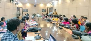 40 - धनबाद विधानसभा के निर्वाचक निबंधन पदाधिकारी सह अनुमंडल पदाधिकारी श्री राजेश कुमार की अध्यक्षता में आज अनुमंडल कार्यालय (पुराना समाहरणालय) के सभागार में बीएलओ एवं बीएलओ सुपरवाइजरों का विशेष गहन पुनरिक्षण (स्पेशल इंटेंसिव रिविजन) के तहत प्रशिक्षण प्रारम्भ हुआ। 

प्रशिक्षण में उप निर्वाचन पदाधिकारी श्री कालीदास मुण्डा ने बीएलओ के कार्यों एवं कर्त्तव्यों पर विशेष प्रकाश डाला। जबकि धनबाद विस के एईआरओ‌ सह अंचल अधिकारी श्री शशि कांत सिंकर ने 11 दस्तावेज के बारे में बताया। वहीं एईआरओ श्री रविन्द्र नाथ ठाकुर ने बूथ अवेयरनेस ग्रुप एवं दावा आपत्ति से जुड़े सभी फॉर्म भरने की जानकारी दी।
वहीं प्रशिक्षक के रूप में श्री राजकुमार वर्मा, श्री सतीश कुमार राय, श्री राजेश चंद साहनी, श्री बिनोद कुमार मौजूद रहे। सहयोग के रूप में अनुमंडल कार्यालय के सादिक, सजल, नीरज, ज्योति आदि मौजूद थे।
अनुमंडल पदाधिकारी ने बताया कि यह प्रशिक्षण 17 जुलाई तक जारी रहेगा। इसमें धनबाद विधानसभा के सभी बीएलओ को 50 - 50 के बैच में प्रशिक्षण दिया जाएगा।