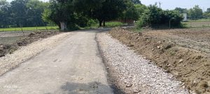 पीडब्ल्यूडी विभाग की लापरवाही के कारण सड़क निर्माण और मरम्मत कार्य में पाई गई अनियमिताएंमिल्कीपुर/ अयोध्या
श्री राम की नगरी अयोध्या जनपद के मिल्कीपुर विधानसभा क्षेत्र अंतर्गत अमानीगंज ब्लॉक प्रमुख प्रतिनिधि पवन सिंह की कड़ी मेहनत से 48 करोड़ 64 लाख 60 हजार की लागत से बन रही सड़क पर पीडब्ल्यूडी विभाग की लापरवाही के कारण निर्माण और मरम्मत कार्य में अनियमिताएं सामने आ रही हैं। गिट्टी की कुटाई ठीक से नहीं की जा रही है, जिससे सड़क की गुणवत्ता प्रभावित हो रही है। इसके अलावा, सड़क की चौड़ाई भी जगह-जगह अलग-अलग है, जो मानक के अनुसार नहीं है। आपको बताते चलें कि उसरहन भवानी से होते हुए रायपुर, संत बाबा भीखा तपस्थली से बकचुना गांव होते हुए रुदौली विधानसभा को जोड़ने वाली सड़क सैदपुर संपर्क मार्ग से मां कामाख्या धाम मेधा ऋषि आश्रम तक जाने वाली सड़क पर गिट्टी की कुटाई ठीक से ना होना पीडब्ल्यूडी विभाग की पोल खोल दी है।पीडब्ल्यूडी विभाग को सड़क निर्माण और मरम्मत कार्य में सुधार करने की आवश्यकता है। विभाग को चाहिए कि वह मानक के अनुसार काम करे और सड़क की गुणवत्ता को सुनिश्चित करे। इससे लोगों को आवागमन में सुविधा होगी और सड़क दुर्घटनाओं को रोका जा सकेगा।
पीडब्ल्यूडी विभाग ने कुछ क्षेत्रों में सड़क मरम्मत कार्य शुरू कर दिया है। लेकिन मानक विपरीत हो रहे कार्य पर क्षेत्र के लोगों में आक्रोश है। जब इस संबंध में जेई प्रशांत मणि त्रिपाठी से बात की गई तो उनका कहना है कि कहीं-कहीं जमीनी विवाद के चलते मानक में कमी हुई है जिसके लिए उपजिलाधिकारी से बात हुई है उसका समाधान किया जाएगा। और जब गिट्टी के कुटाई की बात पर बताया कि ऐसा मेरी नजर में तो कहीं नहीं दिख रहा है फिलहाल मामले को सुपरवाइजर से अवगत करवा दूंगा।