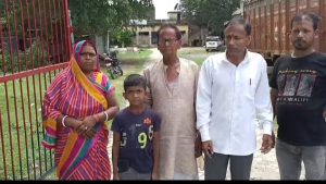 गिरिडीह जिला में तिसरी/थाना काण्ड संख्या 37/2024
तिसरी थाना में विगत 13/07/2024 को केश दर्ज हुआ लेकिन 6 माह वित्त जाने के बाद भी कोई कर्रवाई आज तक नहीं हुआ।बताते चलें कि तिसरी थाना क्षेत्र के सूरज ठाकुर द्वारा एक लड़की अंजली कुमारी पिता प्रमोद शर्मा,ग्राम दुतीयकर्म थाना तिसरी से अपने दोस्तों के सहयोग से जबरन मांग में सिन्दूर डालकर शादी किया गया था ।ओर वीडियो सोसल मीडिया में वायरल किया गया था।जिसमे सहयोगी दोस्तों में सचिन,राजेश,सागर विजय,तथा संजय ठाकुर इत्यादि दोस्त लोग शामिल थे।लगभग 6 महीना बीत जाने के बावजूद आज तक दोषियों के ऊपर कोई कर्रवाई नहीं हुआ है।
यह जाँच का विषय है। जब पीड़ित परिवार के द्वारा तिसरी थाने में आवेदन देने गया तो थाना प्रभारी के द्वारा आवेदन नही लिया गया।क्या है सच जोहर सच न्यूज़ पर देखें।