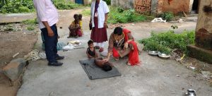 Giridih:-बगोदर: बनवासी विकास आश्रम के तत्वावधान में आज काली चट्टान बिरहोर टंडा में स्वास्थ्य जांच शिविर का सफल आयोजन किया गया। इस शिविर का मुख्य उद्देश्य बिरहोर समुदाय के लोगों को बेहतर स्वास्थ्य सेवाएं प्रदान करना था।शिविर में विशेषज्ञ डॉक्टर चांदनी पाठक एवं उनकी टीम टंडा के 24लोगों का जिनमें बच्चे भी शामिल है का नि:शुल्क स्वास्थ्य परीक्षण किया और उन्हें उचित परामर्श दिया। इसमें सामान्य स्वास्थ्य जांच, ब्लड प्रेशर, शुगर लेवल, बच्चों की पोषण जांच, महिलाओं के स्वास्थ्य संबंधी समस्याओं का निदान और दवाइयां वितरित की गईं।
शिविर के दौरान 2 गर्भवती महिला की जांच की गई और उन्हें उचित परामर्श दिया गया।
शिविर में विशेषज्ञ डॉक्टरों ने मरीजों को स्वास्थ्य सलाह दी और जरूरतमंदों को दवाइयां भी वितरित कीं। कार्यक्रम में स्थानीय लोगों ने उत्साहपूर्वक भाग लिया और इस पहल की सराहना की। बनवासी विकास आश्रम के कार्यक्रम समन्वयक उत्तम कुमार ने बताया कि इस तरह के शिविरों का उद्देश्य स्वास्थ्य जागरूकता बढ़ाना और चिकित्सा सेवाओं को उन क्षेत्रों तक पहुंचाना है, जहां सुविधाओं की कमी है।
शिविर में उपस्थित डॉक्टर चांदनी पाठक ने लोगों को स्वास्थ्य के प्रति जागरूक करते हुए नियमित जांच और साफ-सफाई का महत्व समझाया।
उक्त जांच शिविर में प्रदीप कुमार लैब टेक्नीशियन ,कविता कुमारी फार्मा एवं सामुदायिक कार्यकर्ता कृष्णा हेम्ब्रम, एवं उदय सोनी की भूमिका सराहनीय रही।