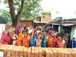 जी आप देख जोहार सच और हर खबर सच के साथ सेनादोनी पंचायत मेंऑल इंडिया फॉरवर्ड ब्लॉक' ने गिरिडीह प्रखंड के सेनादोनी पंचायत क्षेत्र में सीएनटी के दायरे में आने वाली कोल आदिवासियों की रैयती जमीन सहित स्थानीय लोगों के आम रास्ते की अवैध घेराबंदी के खिलाफ मोर्चा खोलते हुए चरणबद्ध आंदोलन का ऐलान किया है।आज इसे लेकर बुढ़ियाटांड़ (सेनादोनी) एक मीटिंग हुई जिसकी अगुवाई करते हुए पूर्व जिला परिषद सदस्य एवं फॉरवर्ड ब्लॉक के जिला संयोजक राजेश यादव ने कहा कि, कई गरीब कोल आदिवासी परिवार, जो यहां के रैयत हैं, उनकी खतियानी जमीन स्थानीय कुछ दबंग लोगों के द्वारा जबरन घेर ली जा रही है। यही नहीं, इसी क्रम में बुढ़ियाटांड़ गांव के लोगों के लिए खेत-बहियार, तालाब, छठ घाट आदि जाने का पूर्वजों से चला आ रहा आम रास्ता व मवेशियों की अड़वार, खेल मैदान आदि भी घेरी जा रही है। इसका विरोध करने वालों के साथ दबंगई तथा मारपीट की जाती है। यह सरासर गलत और अन्याय पूर्ण है।कहा कि, मीटिंग में सर्वसम्मति से गरीब कोल आदिवासी परिवारों तथा स्थानीय गरीबों और आम लोगों के हक में उनकी जमीन को बचाने के लिए चरणबद्ध आंदोलन का ऐलान किया गया है। इसके तहत सर्वप्रथम आगामी सप्ताह गिरिडीह के अंचल अधिकारी को लिखित शिकायत देकर कोल आदिवासी परिवारों तथा आम लोगों के उपयोग की जमीन का सीमांकन कराने की मांग की जाएगी। यदि इस पर कार्रवाई नहीं हुई, तो इलाके के दर्जनों गांवों में जनसंपर्क कर बुढ़ियाठंड में ही 'जमीन बचाओ आंदोलन' के तहत 'जन अधिकार सभा' की जाएगी। फिर भी बात नहीं बनी तो बाध्य होकर सैकड़ो-हजारों लोग अंचल कार्यालय में अनिश्चितकालीन धरना आंदोलन शुरू कर देंगे।श्री यादव ने अंचल तथा जिला प्रशासन से इस मामले का गंभीरता पूर्वक संज्ञान लेकर गरीबों को उनका हक दिलाने की मांग करते हुए मीटिंग समाप्ति की घोषणा की।आज की मीटिंग में ऑल इंडिया फॉरवर्ड ब्लॉक नेता मनोज कुमार यादव, पंकज वर्मा पुरुष मौजूद थे।