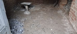 तिसरी प्रखंड से बड़े पैमाने पर अवैध माइका की तस्करी की जा रही है। तिसरी प्रखंड के उतरी छोर पर स्थित दूर-दराज के गांवों में उत्खनन करवाने से लेकर संग्रह कराकर माइका माफियाओं द्वारा हर दिन लगभग 20 लाख से अधिक लागत के अवैध माइका की तस्करी की जाती है। मजे की बात यह है कि वन विभाग और वन विभाग द्वारा लगाए गए चेकनाका की नाक के नीचे से इस गोरखधंधे को अंजाम दिया जाता है। बावजूद इसके वन और खनन विभाग चुप्पी साधे हुए हैं। जिसके कारण माइका माफियाओं का मनोबल काफी बढ़ा हुआ है। गौरतलब है कि तिसरी प्रखंड के अब्रखा, ज़िनाडीह,पचरुखी, खटपोक, लोकाय, साखम, गोलगो, कर्णपुरा, डुब्बा, असनातरी, लदबेदवा, नारोटांड़, कानीचिहार, मनसाडीह आदि गांवों के बड़े भूखंड पर अवैध रूप से माइका का उत्खनन करवाया जाता है। इसके बाद गांव के ही किसी घर में माइका का संग्रह किया जाता है। काफी मात्रा में माइका संग्रह किए जाने के बाद ट्रक, मिनी ट्रक और पिकअप गाड़ी में इसे लोड कर रात के अंधेरे में इसे घंघरीकुरा व जामडार के रास्ते से डोरंडा और घोड़थंबा होते हुए डोमचांच व मसनोडीह ले जाकर इसकी तस्करी की जाती है। इस गोरखधंधे में तिसरी के कई माफिया और सफेदपोश लगे हुए हैं और इस काले धंधे से हर दिन लाखों की कमाई कर मालामाल हो रहे हैं।  इसके बाद ट्रकों में लोड करके गिरिडीह, डोमचांच, मसनोडीह और कोडरमा ले जाते थे। किंतु पुलिस और वन विभाग द्वारा माइका उत्खनन से लेकर इसके अवैध कारोबार पर नकेल कसे जाने तथा फैक्ट्रियों में लगातार छापेमारी कर इसे सील करने के बाद माइका माफियाओं ने माइका के अवैध कारोबार करने का तरीका ही बदल लिया है। अब तस्कर और माफियाओं द्वारा जंगली क्षेत्रों में माइका का अवैध उत्खनन करवाने का काम किया जाता है, फिर उत्खनन किए गए माइका को गांव में ही संग्रह किया जाता है। इसके बाद छोटे, बड़े ट्रक या फिर पिकअप गाड़ी में लोड करवाकर डोरंडा और घोड़थंबा के रास्ते से डोमचांच और मसनोडीह स्थित फैक्ट्रियों में ले जाया जाता है।