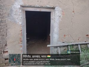 तिसरी प्रखंड से बड़े पैमाने पर अवैध माइका की तस्करी की जा रही है। तिसरी प्रखंड के उतरी छोर पर स्थित दूर-दराज के गांवों में उत्खनन करवाने से लेकर संग्रह कराकर माइका माफियाओं द्वारा हर दिन लगभग 20 लाख से अधिक लागत के अवैध माइका की तस्करी की जाती है। मजे की बात यह है कि वन विभाग और वन विभाग द्वारा लगाए गए चेकनाका की नाक के नीचे से इस गोरखधंधे को अंजाम दिया जाता है। बावजूद इसके वन और खनन विभाग चुप्पी साधे हुए हैं। जिसके कारण माइका माफियाओं का मनोबल काफी बढ़ा हुआ है। गौरतलब है कि तिसरी प्रखंड के अब्रखा, ज़िनाडीह,पचरुखी, खटपोक, लोकाय, साखम, गोलगो, कर्णपुरा, डुब्बा, असनातरी, लदबेदवा, नारोटांड़, कानीचिहार, मनसाडीह आदि गांवों के बड़े भूखंड पर अवैध रूप से माइका का उत्खनन करवाया जाता है। इसके बाद गांव के ही किसी घर में माइका का संग्रह किया जाता है। काफी मात्रा में माइका संग्रह किए जाने के बाद ट्रक, मिनी ट्रक और पिकअप गाड़ी में इसे लोड कर रात के अंधेरे में इसे घंघरीकुरा व जामडार के रास्ते से डोरंडा और घोड़थंबा होते हुए डोमचांच व मसनोडीह ले जाकर इसकी तस्करी की जाती है। इस गोरखधंधे में तिसरी के कई माफिया और सफेदपोश लगे हुए हैं और इस काले धंधे से हर दिन लाखों की कमाई कर मालामाल हो रहे हैं।  इसके बाद ट्रकों में लोड करके गिरिडीह, डोमचांच, मसनोडीह और कोडरमा ले जाते थे। किंतु पुलिस और वन विभाग द्वारा माइका उत्खनन से लेकर इसके अवैध कारोबार पर नकेल कसे जाने तथा फैक्ट्रियों में लगातार छापेमारी कर इसे सील करने के बाद माइका माफियाओं ने माइका के अवैध कारोबार करने का तरीका ही बदल लिया है। अब तस्कर और माफियाओं द्वारा जंगली क्षेत्रों में माइका का अवैध उत्खनन करवाने का काम किया जाता है, फिर उत्खनन किए गए माइका को गांव में ही संग्रह किया जाता है। इसके बाद छोटे, बड़े ट्रक या फिर पिकअप गाड़ी में लोड करवाकर डोरंडा और घोड़थंबा के रास्ते से डोमचांच और मसनोडीह स्थित फैक्ट्रियों में ले जाया जाता है। रिपोर्टर तीसरी प्रखंड से संजीत प्रजापति