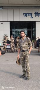 गिरीडीह जिला के धनवार प्रखण्ड के रहने वाला था राजाउल अंसारी की कहानी वाकई प्रेरणादायक है! एक छोटे से गांव से निकलकर CISF में भर्ती होना और फिर दरोगा बनने का सपना पूरा करना आसान नहीं है। उनकी मेहनत और लगन को सलाम! उनकी सफलता से न केवल उनके परिवार का बल्कि पूरे जिले का नाम रोशन हुआ है। उनके माता-पिता की कड़ी मेहनत और उनके अपने संघर्ष ने उन्हें इस मुकाम तक पहुंचाया है।  ऐसे लोगों को देखकर दूसरों को भी प्रेरणा मिलती है कि अगर ठान लें तो कुछ भी असंभव नहीं है। राजाउल अंसारी की कहानी हमें सिखाती है कि मेहनत और जुनून से बड़ी कोई बाधा नहीं है।  अब उनकी सफलता की खबर पूरे इलाके में आग की तरह फैल गई होगी, और लोग उन्हें बधाई दे रहे होंगे!  आपने सही कहा, उनकी कहानी प्रेरणा देने वाली है! रिपोर्टर नसीम अंसारी धनवार प्रखंड से