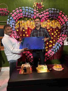 सुल्तानपुर। अपराध पर लगाम कसने का दावा करने वाली पुलिस की छवि पर अब सवाल उठने लगे हैं। कूरेभार थाने के प्रभारी निरीक्षक रवींद्र कुमार सिंह की एक तस्वीर सोशल मीडिया पर वायरल है, जिसमें वे थाने के ही हिस्ट्रीशीटर सुरेश गुप्ता के साथ जन्मदिन मनाते नजर आ रहे हैं।
बताया जाता है कि जिला मुख्यालय स्थित एक होटल में हुए जश्न में कई शातिर अपराधी मौजूद थे। वायरल फोटो में हिस्ट्रीशीटर सुरेश गुप्ता थानेदार को केक खिलाता दिख रहा है और थानेदार भी मुस्कुराते हुए तोहफा स्वीकार कर रहे हैं। जनता की सुरक्षा का जिम्मा उठाने वाले पुलिस अफसर का अपराधी से इस तरह का मेलजोल विभाग की कार्यशैली पर गंभीर सवाल खड़े करता है। थानेदार ने सफाई में कहा कि तस्वीर पुरानी है, लेकिन अपराधी से नज़दीकी पर वे चुप्पी साध गए। सीओ बल्दीराय आशुतोष कुमार ने बताया कि मामला संज्ञान में है और जांच के बाद आवश्यक कार्रवाई की जाएगी।