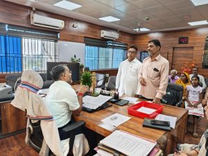 गिरिडीह, 24 अक्टूबर 2025:- जिला उपायुक्त, श्री रामनिवास यादव ने आज अपने कार्यालय कक्ष में जनता दरबार का आयोजन किया। जनता दरबार में जिले के विभिन्न प्रखंडों से आए आम नागरिक उपस्थित हुए और अपनी समस्याएं उपायुक्त के समक्ष रखीं। उपायुक्त ने एक-एक कर उपस्थित नागरिकों की शिकायतें सुनीं तथा संबंधित विभागीय अधिकारियों को मौके पर ही आवश्यक निर्देश दिए। उन्होंने कहा कि जनता दरबार का मुख्य उद्देश्य आम लोगों की समस्याओं का त्वरित समाधान सुनिश्चित करना है। प्रत्येक विभाग यह सुनिश्चित करे कि प्राप्त आवेदनों का निष्पादन प्राथमिकता के आधार पर किया जाए।

जनता दरबार में पेंशन,राशन कार्ड, आवास सहित विभिन्न विभागों से संबंधित आवेदन प्राप्त हुए। उपायुक्त ने अधिकारियों को निर्देश दिया कि जिन मामलों में तत्काल समाधान संभव है, उनका निपटारा नियमानुसार ढंग से तुरंत किया जाए। उपायुक्त ने कहा कि जनता दरबार जनता और प्रशासन के बीच सीधा संवाद स्थापित करने का प्रभावी माध्यम है 