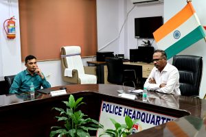 आज दिनांक 24.10.2025 को डॉ० माईकलराज एस०, पुलिस महानिरीक्षक, अभियान, झारखण्ड की अध्यक्षता में दिनांक-20.08.2024 को संगठित अपराध के संबंध में हुई बैठक की समीक्षा हेतु वरीय पुलिस अधीक्षक, रांची/धनबाद तथा पुलिस अधीक्षक, रामगढ़/पलामू/हजारीबाग / चतरा एवं आतंकवाद निरोधी दस्ता के साथ राज्य में सक्रिय संगठित अपराधकर्मियों के गिरोह पर नियंत्रण हेतु रणनीति तैयार करने के लिए वीडियो कॉन्फ्रेंसिंग के माध्यम से एक बैठक आयोजित की गई।

इस बैठक में पुलिस महानिरीक्षक, अभियान झारखण्ड ने अपराध नियंत्रण हेतु संगठित आपराधिक गिरोहों के सरगना एवं उसके सदस्यों को चिन्हित करते हुये सख्त कार्रवाई करने साथ जमानत पर छूटे संगठित गिरोह के अपराधकर्मियों के वर्तमान गतिविधि पर लगातार निगरानी रखते हुये साक्ष्यानुसार सी०सी०ए० के प्रावधानों के तहत कार्रवाई करने, संगठित आपराधिक गिरोह के फिरार सदस्यों की हर हाल में गिरफ्तारी सुनिश्चित करने, जमानत पर छूटे अपराधकर्मी पर विशेष निगरानी रखने एवं उनके जमानतदारों का सत्यापन करने का निर्देश दिया। संगवित अपराधी गिरोह के सरगना एवं उनके सदस्यों द्वारा अवैध रूप से अर्जित की गई सपत्ति के संबंध में वांछित कार्रवाई करने का भी निर्देश दिया।

इस बैठक में पुलिस मुख्यालय सभागार से श्री डॉ० माईकलराज एस०, पुलिस महानिरीक्षक, अभियान, झारखण्ड, श्री रिषभ झा, पुलिस अधीक्षक, ए०टी०एस०, राँची भौतिक रूप से तथा वीडियो कॉन्फ्रेंसिंग के माध्यम से वरीय पुलिस अधीक्षक, रांची/धनबाद तथा पुलिस अधीक्षक, रामगढ़ / पलामू/हजारीबाग / चतरा उपस्थित रहे।
द्वारा:- मीडिया सेल,
पुलिस मुख्यालय, झारखण्ड, राँची।