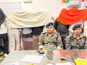 झारखंड के हजारीबाग जिले में अवैध जुआ खेलने वालों पर अंकुश लगाने हेतु पुलिस अधीक्षक, हजारीबाग श्री अंजनी अंजन के निर्देश पर चलाए जा रहे विशेष अभियान के क्रम में कोर्रा थाना पुलिस को बड़ी सफलता मिली है।

दिनांक 23.10.2025 को पुलिस अधीक्षक, हजारीबाग को गुप्त सूचना प्राप्त हुई कि कोर्रा थाना अंतर्गत विकास नगर, सारले स्थित एक मकान में कुछ लोग अवैध रूप से जुआ खेल रहे हैं। सूचना के सत्यापन एवं त्वरित कार्रवाई हेतु थाना प्रभारी कोर्रा, पु०अ०नि० अजीत कुमार के नेतृत्व में एक विशेष टीम गठित की गई।
पुलिस टीम द्वारा गश्ती दल के साथ छापेमारी की गई, जिसमें मौके पर कुल 09 व्यक्तियों को जुआ खेलते हुए रंगे हाथ गिरफ्तार किया गया, जबकि कुछ अन्य लोग अंधेरे का फायदा उठाकर फरार हो गए।

*घटनास्थल से निम्नलिखित सामग्री बरामद की गईः*

1. ताश की गड्डी – 01 पैकेट
2. नकद राशि – ₹18,600/-
3. मोबाइल फोन – 09

*गिरफ्तार अभियुक्तों के नाम इस प्रकार हैंः*

1. अभय कुमार पिता अशोक कुमार मेहता, सा० बरका खुर्द, थाना ईचाक
2. अंशु राज पिता रंजीत प्रसाद मेहता, सा० बोंगा, थाना ईचाक
3. विपुल नारायण पिता बसंत नारायण मेहता, सा० बरका कला, थाना ईचाक
4. सुधांशु राज पिता यमुना प्रसाद मेहता, सा० दरिया, थाना ईचाक
5. विवेक मेहता पिता जयप्रकाश मेहता, सा० जमुआरी, थाना ईचाक
6. शेखर कुमार पिता मनोज कुमार मेहता, सा० बरका खुर्द, थाना ईचाक
7. दिलीप कुमार पिता सुरेश प्रसाद मेहता, सा० बरका खुर्द, थाना ईचाक
8. ऋषि कुमार पिता नरेश प्रसाद मेहता, सा० बरियठ, थाना ईचाक
9. राम प्रवेश कुमार मेहता पिता बासुदेव महतो, सा० गोतिया, थाना पदमा ओ०पी०

सभी जिला हजारीबाग के निवासी हैं।

इस संबंध में कोर्रा थाना कांड संख्या – 190/2025, दिनांक 24.10.2025, धारा 292/3(5) भारतीय न्याय संहिता एवं 11 बंगाल जुआ अधिनियम के अंतर्गत मामला दर्ज कर अग्रतर कार्रवाई की जा रही है।

*छापेमारी दल:*

1. पु०अ०नि० अजीत कुमार – थाना प्रभारी, कोर्रा
2. पु०अ०नि० राहुल कुमार – कोर्रा थाना
3. पु०अ०नि० पुन्नु कुमार यादव – कोर्रा थाना
4. कोर्रा थाना का सशस्त्र बल

हजारीबाग पुलिस द्वारा जिले में रक्षक सैट टीम एवं सभी थाना प्रभारियों के माध्यम से अवैध जुआ, शराब एवं नशीले पदार्थों के खिलाफ लगातार अभियान चलाया जा रहा है, ताकि समाज में शांति और कानून व्यवस्था कायम रह सके।
पुलिस अधीक्षक,
हजारीबाग