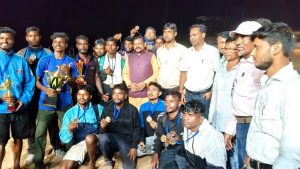 तिसरी प्रखंड अंतर्गत झारखंड के प्रथम मुख्यमंत्री श्री बाबूलाल मरांडी के पैतृक गांव कोदईबाक में चल रहे तीन दिवसीय अनूप मरांडी मेमोरियल फुटबॉल टूनामेंट आयोजित का शुभारंभ हुआ था जो कि कुल 24टीम ने भाग लिया था सभी टीम को पिछड़ कर दो टीम ही फाइनल मैच में अपने परचम लहराया बता दें कि फाइनल मैच कलुआ डीह vs FC पुटाका के बीच खेला गया वही प्रथम पुरस्कार 50000 था जो बिहार के कलुआ डीह के टीम द्वारा हासिल किया वही सम्मानित श्री न्यूनुलाल मरांडी के हाथों द्वारा किया गया द्वितीय पुरस्कार 40000 था जो देवरी प्रखंड के पुटका के रहने वाले टीम थे झारखंड के प्रथम मुख्यमंत्री श्री बाबूलाल मरांडी के सुपुत्र श्री सनातन मरांडी के हाथों से सम्मानित किया तृतीय पुरस्कार 30000 के साथ तिसरी के जिला पारीसद किशुन यादव के हाथों से सम्मानित किया गया जो तीसरी प्रखंड के कोशिलवा गांव के थे वही बता दे कि फाइनल मैच के दौरान मुख्य अतिथि श्री सनातन मरांडी नुनु लाल मरांडी जिला पारीसद किशुन यादव मांसाडीह के मुखिया प्रतिनिधि ऐनासियास हेंब्रम बेलवाना मुखिया md फ़रूद अंसारी तिसरी मुखिया प्रतिनिधि अनूप साव समाजसेवी विकाश साव मौजूद थे कॉमेंटेटर राजकुमार यादव साथ ही दिनेश बास्केट थे बता दें कि मैच के दौरान रंगारंग कार्यक्रम देखने को भी मिला