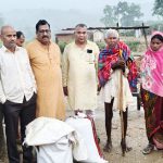 तिसरी, गिरिडीह तिसरी के बरतल्ला गांव के दलित अर्जुन भुला की झोपडीनुमा आशियाना पूरी तरह से ध्वस्त होकर गिर गया। हालांकि झोपड़ी गिरने पर भी किसी को कुछ नहीं हुआ और अर्जुन भुला सहित उनकी बेटी और बच्चे बाल-बाल बच गए। झोपडीनुमा घर के गिरने से अर्जुन भुला व उनके परिवार के लोग बेघर हो गए हैं। फिलहाल अर्जुन भुला अपने परिवार के लोगों के साथ पास के स्कूल में शरण लिए हुए हैं। इधर अर्जुन भुला का आशियाना गिरने से परिवार के लोगों के बेघर होने का वीडियो वायरल होने पर उनकी मदद में हाथ उठने लगे हैं। हालांकि यह नाकाफी है। बहरहाल, अर्जुन भुला का आशियाना गिरने की खबर पाकर गुरुवार को पूर्व मुख्य मंत्री बाबूलाल मरांडी के कहने पर भाजपा के पूर्व जिला अध्यक्ष अशोक उपाध्याय,जिला मंत्री मनोज यादव,वीरेंद्र राय और कृष्णदेव यादव आदि बरतल्ला गांव पहुंचे और नेताद्वय ने पीड़ित परिवार से मिलकर उनका दुखड़ा सुना और इस दुख की घड़ी में अर्जुन भुला के परिवार को अनाज और नगद राशि मदद के रूप में दिया। इसके पूर्व भी समाज सेवी इंकज कुमार भी बरतल्ला गांव जाकर पीड़ित परिवार को मदद पहुंचाया। बता दें कि अर्जुन भुला पिछले 30-32 वर्षों से बरतल्ला गांव में झोपडीनुमा आशियाना बनाकर अपने परिवार के साथ किसी तरह से रह रहे थें। किंतु गरीब और दलित होने के बावजूद भी अर्जुन भुला को न तो अभी तक इंदिरा आवास,अबुआ आवास मिला है और न ही प्रधान मंत्री आवास ही मिला है।