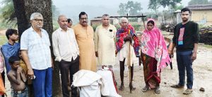 तिसरी, गिरिडीह
तिसरी के बरतल्ला गांव के दलित अर्जुन भुला की झोपडीनुमा आशियाना पूरी तरह से ध्वस्त होकर गिर गया। हालांकि झोपड़ी गिरने पर भी किसी को कुछ नहीं हुआ और अर्जुन भुला सहित उनकी बेटी और बच्चे बाल-बाल बच गए। झोपडीनुमा घर के गिरने से अर्जुन भुला व उनके परिवार के लोग बेघर हो गए हैं। फिलहाल अर्जुन भुला अपने परिवार के लोगों के साथ पास के स्कूल में शरण लिए हुए हैं। इधर अर्जुन भुला का आशियाना गिरने से परिवार के लोगों के बेघर होने का वीडियो वायरल होने पर उनकी मदद में हाथ उठने लगे हैं। हालांकि यह नाकाफी है। बहरहाल, अर्जुन भुला का आशियाना गिरने की खबर पाकर गुरुवार को पूर्व मुख्य मंत्री बाबूलाल मरांडी के कहने पर भाजपा के पूर्व जिला अध्यक्ष अशोक उपाध्याय,जिला मंत्री मनोज यादव,वीरेंद्र राय और कृष्णदेव यादव आदि बरतल्ला गांव पहुंचे और नेताद्वय ने पीड़ित परिवार से मिलकर उनका दुखड़ा सुना और इस दुख की घड़ी में अर्जुन भुला के परिवार को अनाज और नगद राशि मदद के रूप में दिया। इसके पूर्व भी समाज सेवी इंकज कुमार भी बरतल्ला गांव जाकर पीड़ित परिवार को मदद पहुंचाया। बता दें कि अर्जुन भुला पिछले 30-32 वर्षों से बरतल्ला गांव में झोपडीनुमा आशियाना बनाकर अपने परिवार के साथ किसी तरह से रह रहे थें। किंतु गरीब और दलित होने के बावजूद भी अर्जुन भुला को न तो अभी तक इंदिरा आवास,अबुआ आवास मिला है और न ही प्रधान मंत्री आवास ही मिला है।