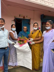 मिशन पेशम स्वच्छता एवं प्लास्टिक मुक्त पंचायत की हुई शुरुआत"

समाचार:
बिरनी प्रखंड के पेषम पंचायत में मुखिया श्रीमती रागिनी सिन्हा के नेतृत्व में “मिशन पेषम स्वच्छता एवं प्लास्टिक मुक्त पंचायत” अभियान की शुरुआत की गई। इस अभियान का उद्देश्य पंचायत को स्वच्छ, सुंदर और प्लास्टिक मुक्त बनाना है।

मुखिया रागिनी सिन्हा ने बताया कि उनका एक ही लक्ष्य है — पंचायतवासियों को स्वच्छता के प्रति जागरूक करना और इस मिशन में सभी का सहयोग प्राप्त करना। इसी क्रम में आज पंचायत क्षेत्र में एक जागरूकता रैली निकाली गई। मुखिया स्वयं घर-घर जाकर लोगों से मिलीं और उन्हें कचरे को गीले और सूखे कचरे में अलग-अलग रखने तथा पुनर्चक्रण (रीसाइक्लिंग) के महत्व के बारे में विस्तार से जानकारी दी।

रिपोर्टर राजेश कुमार सिंह