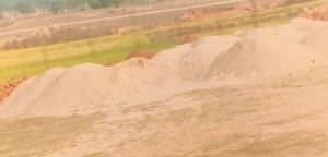 *बिरनी प्रखंड में अवैध बालू खनन और बिजली चोरी का बोलबाला, प्रशासन मौन*





*बिरनी:* बिरनी प्रखंड इन दिनों अवैध बालू खनन का गढ़ बन गया है। सरकार की सख्त हिदायतों और नियम-कायदों के बावजूद बालू माफिया बेखौफ होकर अपने धंधे को अंजाम दे रहे हैं। खुर्जियों इरगा घाट, जमड़िहा घाट समेत दर्जनों घाटों पर रात ढलते ही ट्रैक्टर-ट्रॉली और हाइवा की आवाजाही शुरू हो जाती है। पूरी रात बालू उठाव का यह खेल पुलिस-प्रशासन की नाक के नीचे जारी है।
ग्रामीणों का कहना है कि प्रशासनिक संरक्षण के बिना इतने बड़े पैमाने पर खनन संभव ही नहीं है। यही वजह है कि माफियाओं के हौसले इतने बुलंद हैं कि वे खुलेआम कानून को चुनौती दे रहे हैं।
मीनाबाजार के पास बन रहे अस्पताल परिसर में भी 18 से 20 ट्रैक्टर अवैध बालू डंप किया गया है। स्थानीय लोगों ने आरोप लगाया कि अस्पताल निर्माण में खुलेआम बिजली चोरी भी की जा रही है। बताया जा रहा है कि निर्माण कार्य में पानी मोटर चलाने और रॉड काटने के लिए सीधे बिजली लाइन से जोड़ लिया गया है। ग्रामीणों ने नाम न छापने की शर्त पर कहा कि विद्युत कर्मियों की मिलीभगत के बिना दिन-दहाड़े ऐसी चोरी संभव नहीं है।
अवैध खनन से सरकार को करोड़ों रुपये का राजस्व नुकसान हो रहा है, साथ ही नदियों का प्राकृतिक स्वरूप भी खतरे में है। लगातार हो रही बालू निकासी से जलस्रोत सूखने और मिट्टी कटाव जैसी गंभीर पर्यावरणीय समस्याएँ बढ़ती जा रही हैं।
रिपोर्टर तालेश्वर पंडित 