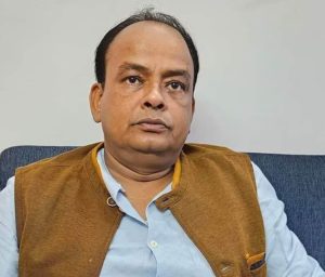 झारखंड के स्वास्थ्य मंत्री डॉ. इरफान अंसारी को कलकत्ता हाईकोर्ट ने बड़ा झटका दिया है. मंत्री इरफान अंसारी लंदन जाना चाहते थे लेकिन कलकत्ता हाईकोर्ट ने पासपोर्ट लौटाने की उनकी अर्जी इस तर्क के साथ खारिज कर दी कि वे विदेश में छिप सकते हैं जिससे उनके खिलाफ कैश कांड मामले में चल रही जांच प्रभावित हो सकती है. कलकत्ता हाईकोर्ट की न्यायाधीश अमृता सिन्हा ने साफ किया कि अभी पासपोर्ट वापस नहीं किया जा सकता.

दरअसल, पश्चिम बंगाल सरकार ने मंत्री इरफान अंसारी के पासपोर्ट वापस करने वाली याचिका का कड़ा विरोध किया. मंत्री इरफान अंसारी के अलावा कांग्रेस के 2 विधायकों को भी हाईकोर्ट ने झटका दिया है.इस खबर में आपको बताएंगे कि पूरा मामला क्या है. क्यों मंत्री इरफान अंसारी और उनके 2 साथी विधायकों का पासपोर्ट जब्त किया गया है. किस मामले में कलकत्ता हाईकोर्ट में सुनवाई चल रही है. उनके खिलाफ आरोप क्या हैं.

कांग्रेस के 3 विधायकों के खिलाफ कैश कांड केस
गौरतलब है कि कलकत्ता हाईकोर्ट के निर्देश पर मंत्री डॉ. इरफान अंसारी के अलावा कांग्रेस के 2 विधायकों नमन बिक्सल कोंगाड़ी और राजेश कच्छप का पासपोर्ट निचली अदालत में जमा
रिपोर्टर संजीत प्रजापति 