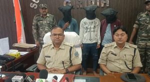 गिरिडीह में साइबर ठग गिरोह का भंडाफोड़, तीन गिरफ्तार – दो फरार
#गिरिडीह। साइबर अपराध पर सख्ती जारी रखते हुए गिरिडीह पुलिस ने गांडेय थाना क्षेत्र में बड़ी कार्रवाई की है। पुलिस ने बेरगी गांव के पास छापेमारी कर ऑनलाइन ठगी में संलिप्त तीन साइबर अपराधियों को रंगे हाथ गिरफ्तार किया है।
इस संबंध में जानकारी देते हुए पुलिस अधीक्षक डॉ. विमल कुमार ने प्रेसवार्ता में बताया कि प्रतिबिंब पोर्टल के माध्यम से पुलिस को बेरगी गांव के पास ऑनलाइन ठगी करने वाले युवकों की सूचना मिली थी। सूचना के आधार पर पुलिस उपाधीक्षक (साइबर क्राइम) आबिद खाँ के नेतृत्व में विशेष टीम गठित की गई। टीम ने त्वरित कार्रवाई करते हुए छापेमारी की और दाब गांव के साजीद अंसारी, नजाउल अंसारी तथा अहिल्यापुर थाना क्षेत्र के जोरासिमर गांव के चंदन मंडल को गिरफ्तार किया।
पूछताछ में तीनों ने स्वीकार किया कि वे एयरटेल पेमेंट बैंक के ग्राहकों को बैंक अधिकारी बनकर कॉल करते थे और ओटीपी प्राप्त कर ठगी करते थे। पुलिस के अनुसार, दो अन्य आरोपी मोहम्मद आलम अंसारी और फारमुल अंसारी मौके से फरार हो गए, जिनकी तलाश जारी है।
छापेमारी के दौरान पुलिस ने चार मोबाइल फोन, पांच स
रिपोर्टर तालेश्वर पंडित