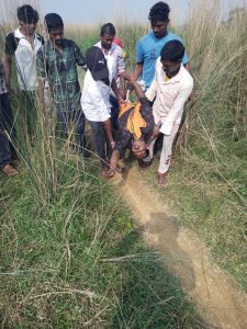 जमुआ प्रखण्ड अन्तर्गत हीरोडीह थाना क्षेत्र के ग्राम पंचायत रेम्बा निवासी नरेश तुरी पिता लाकेश्वर तुरी उम्र लगभग 40 वर्ष,बीते रात कोडरमा मधुपुर लोकल ट्रेन से गिरकर दर्दनाक मौत हो गया।  नरेश तुरी की पत्नी अपनी छोटि बेटी  को लेकर बड़ी बेटी ओर दामाद जो दिल्ली में रहते है ।उनसे मिलने कुछ दिन पहले दिल्ली गई थी।नरेश तुरी बीते शाम अपनी छोटी बेटी ओर पत्नी को लाने दिल्ली के लिए घर से निकला।नरेश तुरी बीते शाम 9 ;30 बजे मधुपुर कोडरमा लोकल ट्रेन से कोडरमा के लिए निकला।लेकिन सुबह लगभग 6 बजे झारखंड धाम हाल्ट से लगभग 500 मीटर की दूरी पर उसका लाश पाया गया।छानबीन करने पर रेम्बा के पूर्व मुखिया मन्नू राम ने बताया कि ट्रेन के चपेट में आने से मौत हुई है।जिसमे रेलवे ट्रेक के बगल में नरेश तुरी का अध कट्टा पैर मिला।जिसकी सूचना हीरोडीह थाना को दी गई ।घटना की सूचना मिलते ही हीरोडीह पुलिस घटना अस्थल पर पहुंची ओर शव को अपने कब्जे में लेकर पोस्टमार्टम हेतु सदर अस्पताल गिरीडीह भेज दिया।
जमुआ से मंसूर आलम कि रिपोर्ट।