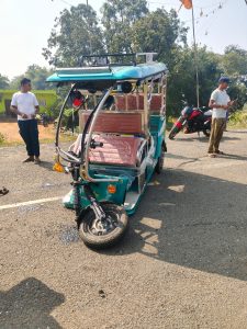 खुरजिओ नदी के पास भीषण सड़क हादसा: टोटो सवार छह लोग गंभीर रूप से घायल
बिरनी (गिरिडीह): बिरनी प्रखंड के भरकट्टा ओपी क्षेत्र अंतर्गत खुरजिओ नदी के पास गुरुवार की सुबह एक भीषण सड़क हादसे में टोटो सवार छह लोग गंभीर रूप से घायल हो गए। सभी घायलों को गिरिडीह सदर अस्पताल में भर्ती कराया गया है, जहां उनका इलाज चल रहा है।
प्राप्त जानकारी के अनुसार, एक टोटो वाहन भरकट्टा की ओर जा रहा था, जिसमें कुल आठ लोग सवार थे। इसी दौरान तेज रफ्तार स्कॉर्पियो (संख्या JH-12C-6620) अनियंत्रित होकर टोटो से टकरा गई। टक्कर इतनी जबरदस्त थी कि टोटो बुरी तरह क्षतिग्रस्त हो गया और स्कॉर्पियो का दाहिना हिस्सा भी चकनाचूर हो गया।
घायलों में टोटो चालक सुरेश रवानी (बलगो निवासी), शबनम परवीन (तेलोडीह), उनकी मां सविदा परवीन, बजरंगी रवानी, उनकी पत्नी सरस्वती देवी, और उनके दो बच्चे — 8 वर्षीय शिव कुमार तथा 18 महीने का सत्यम कुमार शामिल हैं। अन्य घायलों की पहचान की जा रही है।
घटना की सूचना पर भरकट्टा ओपी प्रभारी अमन कुमार पुलिस बल के साथ मौके पर पहुंचे और सभी घायलों को प्राथमिक उपचार के बाद अस्पताल भेजवाया।
वहीं, स्थानीय जिप सदस्य सूरज सुमन ने मानवीय पहल दिखाते हुए अपने निजी वाहनों से घायलों को गिरिडीह सदर अस्पताल पहुंचाया।
ओपी प्रभारी ने बताया कि दोनों क्षतिग्रस्त वाहनों को जब्त कर लिया गया है और फरार स्कॉर्पियो चालक की तलाश की जा रही है। उन्होंने कहा, “अब तक कोई लिखित आवेदन प्राप्त नहीं हुआ है, आवेदन मिलते ही दोषियों पर कड़ी कानूनी कार्रवाई की जाएगी।”रिपोर्टर रवि शर्मा