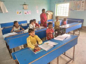 सरकारी विद्यालयों में शिक्षकों की मनमानी,उपस्थिति बनाकर विद्यालय से रहते हैं गायब :-
पूछे जाने पर शिक्षिका से छेड़छाड़ करने की दी जाती है धमकी :-
बिरनी,जोहर सच न्यूज़/संवाददाता ।
प्रखण्ड के सरकारी विद्यालयों में इन दिनों शिक्षकों की मनमानी देखी जा रही है । पूछताछ करने पर छेड़छाड़ करने का आरोप लगाकर झूठे मुकदमे में फंसाने की धमकी दी जाती है । ताजा मामला उत्क्रमित प्राथमिक विद्यालय नवादा से आया है । प्रखण्ड के उत्क्रमित प्राथमिक विद्यालय नवादा में मंगलवार को विद्यालय के प्रधानाध्यक विनोद यादव घन्टों विद्यालय से गायब थे । मीडियाकर्मियों ने विद्यालय पहुंचकर 8 बच्चों को पढा रही
शिक्षिका संगीता देवी से प्रधानाध्यापक के बारे में पूछा तो उन्होंने पहले कहा कुछ देर पहले ही ब्लॉक गए हैं फिर उन्होंने कहा बैंक गए हैं । मीडियाकर्मियों ने बच्चों से प्रधानध्यापक के बारे में पूछताछ किया तभी बच्चों ने कहा आए थे लेकिन ग्यारह बजे से नही हैं । वहीं एक-दो बच्चे ने शिक्षिका के इशारे पर पौने बारह बजे जाने की बात कही । मीडियाकर्मियों ने बच्चों से पूछताछ में प्रधानध्यापक के द्वारा पढ़ाए गए विषय के बारे में भी जानकारी लिया । तभी शिक्षिका मीडियाकर्मियों पर भड़क गई और कहने लगी बच्चों के पास घड़ी नही है समय का अंदाजा इनलोगों को नही है । वहीं शिक्षिका से बच्चों की उपस्थिति पर पंजी दिखाने का आग्रह किया तो उन्होंने कहा मोबाइल से बनता है प्रधानध्यापक के पास मोबाइल है अभी वे नही है । तभी प्रधानध्यापक विनोद यादव विद्यालय पहुँचे और मीडियाकर्मियों पर भड़क गए और कहने लगे हम कहाँ गए थे क्या कर रहे थे यह विभाग भी मुझे नही पूछता है और आप मुझे पूछ रहे हैं जो अखबार में प्रकाशित करना है कर दें । वहीं विद्यालय में विद्यार्थियों की उपस्थिति के बारे में जानकारी मांगा तो उन्होंने कहा आपने जो देखा वही है न इससे अधिक विद्यालय में बच्चे नामांकित हैं न ही आते हैं । मीडियाकर्मियों ने बच्चों की उपस्थिति कम होने पर उपस्थिति पंजी दिखाने का आग्रह किया तो उन्होंने कहा उपस्थिति तीन बजे बनाते हैं अभी नही बनी है । जब शिक्षिका के बताए गए बैंक की बात पूछी गई तो शिक्षक आग बबूला हो गए और कहा हम गैस कनेक्शन लेने के लिए गए थे । विद्यालय में चोरी होने के बाद से मध्यान भोजन नही बन रहा जिसकी शुरुआत करने के लिए गैस कनेक्शन लेने गए थे । तो मीडियाकर्मियों ने कहा शिक्षिका तो बैंक जाने की बात कही तभी यह बात सुनते ही उन्होंने शिक्षिका से झूठे मुकदमे में फंसाने की धमकी देने लगे । वहीं उत्क्रमित प्राथमिक विद्यालय चमरुगाढा में प्रधानध्यापक की पुत्री बच्चों को पढ़ाते देखी गई । जब मीडियाकर्मियों ने पूछा तो उन्होंने कहा पिताजी आज बाहर गए हैं ।
क्या कहते हैं बीईईओ :- बीईईओ अशोक कुमार ने कहा विद्यालय से शिक्षक के गायब होने की जानकारी मीडियाकर्मियों ने मुझे फोन कर दिया तभी मैंने प्रधानध्यापक विनोद यादव से जानकारी ली तो उन्होंने कहा विद्यालय पहुंचता हूँ । उन्होंने कहा कोई भी मीडिया कर्मी विद्यालय पहुंचते हैं तो बचने के लिए छेड़छाड़ जैसे आरोप लगाना गलत है यह बेबुनियाद आरोप लगाकर नही बचा जा सकता है । उन्होंने कहा छेड़छाड़ का आरोप लगाने को लेकर विद्यालय के प्रधानध्यापक से स्पष्टीकरण मांगा जाएगा ।