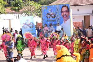 *मुख्यमंत्री सचिवालय*
*प्रेस विज्ञप्ति-571/2025*
*11 नवंबर 2025*
*मुख्यमंत्री आवासीय परिसर, रांची*
=========================
*★ राज्य स्थापना के 25वें गौरवशाली वर्ष के अवसर पर "सूचना एवं जनसंपर्क विभाग"  द्वारा जन-जागरूकता हेतु संचालित प्रचार वाहनों के "फ्लैग ऑफ़ कार्यक्रम" में सम्मिलित हुए मुख्यमंत्री श्री हेमन्त सोरेन एवं विधायक श्रीमती कल्पना सोरेन।*
=========================
*★ झारखंड के गौरवशाली 25 वर्षों का जश्न, विकास के नए अध्याय की शुरुआत, मुख्यमंत्री श्री हेमन्त सोरेन ने प्रचार वाहनों को  हरी झंडी दिखाकर किया रवाना।*
=========================
*★ भगवान बिरसा मुंडा की 150वीं जयंती और राज्य की रजत जयंती –  संघर्ष से सशक्तिकरण तक की यात्रा, आदिवासी-मूलवासी समाज के लिए गर्व और प्रेरणा का अवसर।*


             श्री हेमन्त सोरेन, मुख्यमंत्री, झारखंड 


राज्य स्थापना के 25वें गौरवशाली वर्ष के उपलक्ष्य में मुख्यमंत्री आवासीय परिसर में आज सूचना एवं जनसंपर्क विभाग द्वारा जन-जागरूकता हेतु संचालित प्रचार वाहनों के "फ्लैग ऑफ़ कार्यक्रम" का आयोजन किया गया। मुख्यमंत्री श्री हेमन्त सोरेन एवं विधायक श्रीमती कल्पना सोरेन ने प्रचार वाहनों को हरी झंडी दिखाकर रवाना किया। ये  प्रचार वाहन राज्य के सभी जिलों, प्रखंडों एवं गाँवों में भ्रमण कर झारखंड की 25 वर्षों की उपलब्धियों, जनकल्याणकारी योजनाओं एवं विकास कार्यों की जानकारी जन-जन तक पहुँचाएंगे। इन वाहनों के माध्यम से युवाओं, महिलाओं, किसानों तथा समाज के सभी वर्गों को राज्य के समेकित विकास में भागीदारी हेतु प्रेरित किया जाएगा। 

मुख्यमंत्री श्री हेमन्त सोरेन ने इस अवसर पर   समस्त राज्यवासियों को रजत जयंती की शुभकामनाएँ देते हुए कहा कि 25 वर्षों की यह यात्रा झारखंड के आत्मगौरव और उन्नति की गाथा है। उन्होंने कहा कि जिस संकल्पना के साथ यह राज्य बना था, उसे और गति देने के लिए सरकार निरंतर कार्य कर रही है। मुख्यमंत्री ने आगे कहा कि रजत जयंती के साथ ही हम सभी भगवान बिरसा मुंडा की 150वीं जयंती भी मनाएंगे, जो झारखंड के आदिवासी-मूलवासी समाज के लिए गर्व और प्रेरणा का अवसर है। 

*_झारखंड की समृद्ध संस्कृति, परंपरा और स्थानीय लोक-संस्कृति की झलक_*

कार्यक्रम के दौरान झारखंड की विविध संस्कृति, परंपरा और समृद्धि की मनमोहक झलकियां प्रस्तुत की गईं। पारंपरिक लोकनृत्य, लोकगीत और झारखंडी वाद्य यंत्रों की मधुर धुनों ने कार्यक्रम को जीवंत बना दिया। राज्य के कला, संस्कृति और लोकजीवन से जुड़े विभिन्न समूहों ने अपनी प्रस्तुतियों के माध्यम से झारखंड की सांस्कृतिक विरासत और एकता के संदेश को उजागर किया।इस मौके पर दुमका के संताली बैंड सहित स्थानीय लोककलाकारों ने सम्मोहक प्रस्तुति दी।

*_इस अवसर पर मुख्य सचिव श्री अविनाश कुमार, उपायुक्त, रांची श्री मंजूनाथ भजंत्री,सूचना एवं जनसंपर्क विभाग के निदेशक श्री राजीव लोचन बख्शी सहित जनसंपर्क विभाग के पदाधिकारीगण एवं अन्य वरीय पदाधिकारी उपस्थित रहे।