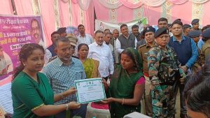 गांडेय विधानसभा के लोकप्रिय विधायिका कल्पना मुर्मू सोरेन मुफशील थाना अन्तर्गत बेरर्दोंगा पंचयात में आयोजित सरकार आपके द्वार कार्यक्रम में मुख्यमंत्री द्वारा चलाये जा रहे  बहुत सारे महत्व काँक्षी योजनायों के बारे में जानकारी दी।वहीँ अस्थानिय मुखिया अर्जुन मरांडी के नेतृत्व में विधायिका को ढोल नगाड़ों से स्वागत किया गया।वहीं सरकार आपके द्वार कार्यक्रम में  ग्रामीणों का हुजूम लगा रहा।जितने भी विभाग के स्टॉल लगाया गया था सभी में शांति पूर्ण ढंग से फार्म भरा जा रहा था।कार्यक्रम में मुख्य रूप से गांडेय के लोकप्रिय विधायिका कल्पना मुर्मु सोरेन,उपायुक्त रामनिवास यादव,पुलिस कप्तान विमल कुमार,बीडीओ गणेश रजक, सीईओ सतेन्द्र कुमार स्थानिय मुखिया अर्जुन मरांडी,पंचयात समिति सदस्य रिजु कोल,पूर्व मुखिया विरका हांसदा,झामुमो प्रखण्ड अध्य्क्ष अनवर अंसारी।तथा झामुमो के हजारों की संख्या में महिला पुरुष कार्यकर्ता उपस्थित थे।ब्यूरो रिपोर्ट गिरिडीह।