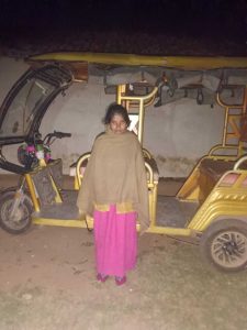 शिकायत के चार घंटे में पुलिस ने जब्त किया टोटो......



प्रखंड के गांधीनगर निवासी संगीता देवी का गायब टोटो वाहन 15 दिन बाद पुलिस की सक्रियता से वापस मिल गया. पुलिस ने शिकायत के चार घंटे बाद ही टोटो को बरामद कर महिला को सौंप दिया. संगीता ने बताया कि वह गांडेय की रहनेवाली है. उसकी शादी मुफस्सिल थाना क्षेत्र के भंडारीडीह निवासी राजेश प्रसाद गुप्ता से हुई थी. वह व्यवसाय के लिए गांडेय के गांधीनगर में एक किराये के घर में रह रही थी. बताया कि पति ने रोजगार के लिए एक टोटो खरीदी थी. इस बीच बीमारी से बीते दिनों पति का निधन हो गयी. इसके बाद उन्होंने गांधीनगर के संजीव गुप्ता को टोटो भाड़े पर चलाने के लिए दे दिया था. इससे प्रतिदिन 300 से 400 रुपये की आमदनी उसे होती थी. उसी राशि से वह खुद और अपनी बेटी का भरण-पोषण कर रही थी. इधर, 15 दिनों पूर्व से संजीव ना तो उसे पैसा दे रहा था और ना ही टोटो घर ला रहा था.


वाहन बेचने की मिली जानकारी
खोजबीन करने पर उसे गांडेय के मेदनीपुर में उक्त टोटो के बेचे जाने की जानकारी मिली. उसने आसपास के लोगों ने मदद मांगी, लेकिन किसी ने उसकी मदद नहीं की. इसके बाद उसने धनबाद की एशिका एनजीओ के सदस्य को इसकी जानकारी दी. संस्थान की महिलाओं की एक टीम गांडेय थाना पहुंची और पुलिस से महिला की मदद करने का आग्रह किया. उनके आग्रह पर गांडेय के पुलिस अवर निरीक्षक मणिलाल सिंह सदल-बल मेदनीपुर निवासी पुष्कर यादव के घर छापेमारी की, लेकिन वह टोटो के साथ घर से गायब मला. हालांकि, पुलिस की दबिश पर पुष्पर ने कुछ देर में ही टोटो को थाना पहुंचाया. पुलिस ने टोटो को संगीता देवी को सौंप दिया!!!!