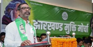 घाटशिला उपचुनाव पर जोरो शोरों से तैयारी एक तरफ विपक्ष के लोग तो एक तरफ हेमंत सोरेन  के झामुमो जी हां 11नवंबर को होने जा रहा है घाटशिला के उपचुनाव जो की चर्चित बन चुका है बता दें कि वहां से झामुमो के प्रत्याशी सोमेश सोरेन दूसरे तरफ से भारतीय जनता पार्टी के प्रत्याशी बाबूलाल सोरेन बता दे की  एक बार फिर से हेमंत सोरेन ने पलटवार करारा जवाब देते कहा भाजपा के लोगों पर सीधे निशाना साधते उन्हें कहा कि खाया पिया झामूमो का और खेत जोत रहा है  भाजपा का ,

तो वही  दूसरे तरफ से झारखंड के प्रथम मुख्यमंत्री श्री बाबूलाल मरांडी के सुपुत्र श्री सनातन मरांडी ने अपने फेसबुक पेज के द्वारा डायरेक्ट हेमंत सोरेन  पर  साधा निशाना  , बोले कि आप वोट लेते हैं आदिवासी और मूलवासी के नाम पर और काम करते हैं रोहिंग्या बांग्लादेशी घुसपैठियो और अपने खास लोगों का , आपके शब्दों में इतनी बौखलाहट हो चुका है जो कि यह साफ दिख रहा है कि इसबार  घाटशिला उपचुनाव  परिवर्तन के लिए 
तैयार है
रिपोर्टर संजीत प्रजापति 