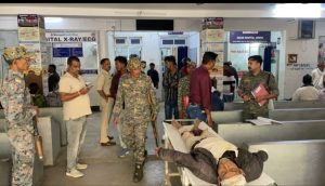 जमुआ प्रखंड अंतर्गत   दलिया गांव पत्थर खदान वहां के ग्रामीण द्वारा हुआ आपस में झापड़  साथ ही निकल गई बंदूक के नोक पर निकला गोली 6 लोग घायल वही एक के मौके पर मौत 


गिरिडीह, जिले के जमुआ प्रखंड अंतर्गत दलिया गांव में हो रही हिंसक पत्थर खदान ओर वहां के ग्रामीण लोगों में हुआ आपस में हुआ विवाद  वही बहुत देर तक चली आपसे में तनाव बता दें कि खदान में रहने वाले लोग ने अचानक से निकल दिए बंदूक की नोक पर गोली सीधे तौर पर हुआ हिंसक के बीच खदान पर ही 6लोग घायल, वही इलाज के लिए भेजया  गया अस्पताल  वही इलाज के  दौरान एक की मौत  साथ ही गंभीर रूप से घायल बता जा रहा है मौके पर जमुआ थाना के पुलिस मौके पर पहुंचे वहां के ग्रामीण लोगों से पूछा गया हिंसक के बारे में आपस में ही लड़ाई होने के कारण यह हींसाक हुआ   वही मृतक की पहचान जमुआ थाना क्षेत्र के चाचघरा निवाशी सुरेश प्रसाद वर्मा के रूप में की गई है वहीं गंभीर रूप से 5 लोग घायल  लोगों की पहचान की पूरी जानकारी नहीं बताई जा रही है बता दे कि यह पत्थर खदान बिहार के माफिया नवादा के रहने वाले बताया जा रहा है वही बहुत दिनों से या पत्थर खदान बंद पड़ा था बिहार के नवादा के रहने वाले माफियाओं ने अपने अंदर में लेकर पत्थर खदान को चालू करवाया था वही पत्थर खदान में जो लोग काम करते थे वह कुछ गुंडागर्दी के रूप में वहां के ग्रामीणों के  दो लड़के के साथ मारपीट की गई थी उनका फोन भी तोड़ दिया गया था तो विरोध करने पर लोगों ने अपने लाठी डंडे निकले और दोनों पक्षों में जमकर हंगामा हुआ तो मामला बड़ा होकर आज मंगलवार को दिन  चल गई गोली  के नोक पर शिकार बन चुका  था