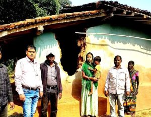 गिरिडीह जिला के सदर प्रखंड में सिंदवारिया पंचायत के बरागड़हा कला के गांव में गुरुवार की रात करीब 1:00 बजे हाथी ने अचानक उत्पाद मचा दिया  झंड से बिछड़ एक हाथी गांव निवासी गणेश टुडू पिता कटीं टुडू के घर के पास पहुंचा और घर का एक हिस्सा तोड़ दिया हाथी की आवाज सुनकर ग्रामीणों की नींद खुल गई और उन्होंने तुरंत वन विभाग एवं स्थानीय मुखिया को सूचना दी सूचना मिलते ही पूर्व वन प्रमंडल पदाधिकारी मनीष तिवारी ने तरक्की कार्रवाई करते हुए  रेंज ऑफिसर एस,के, रवि के नेतृत्व में टीम को घटनास्थल पर भेजने का निश्चय दिया निर्देश का पालन करते हुए प्रभारी वन पालन अमर कुमार विश्वकर्मा रोहित पानुरी, उप वन परिषद पदाधिकारी  वीरेंद्र कुमार ,अशोक कुमार और संजय कांत यादव की टीम रातों-रात मौके पर पहुंचीं टीम के सावधानी पूर्वक अभियान चलाकर हाथी को खेदड़ा कर बढ़कर नदी के किनारे जंगल की ओर सुरक्षा दिशा में पहुंचाया हालांकि गांव में अब भी हाथी के बाईं से माहौल बना हुआ था मगर वन विभाग की टीम लगातार हाथी के गतिविधियों पर नजर बनाए रखे हुए हैं स्थानीय मुखिया रामेश्वर प्रसाद वर्मा ने गरीब परिवार के नुकसान को ध्यान में रखते हुए वन विभाग से मुआवजा देने की मांग की हाथियों की चिंतित के लिए वन विभाग द्वारा उचित कदम उठाए जाने की अपील कर रहे हैं