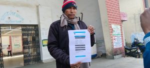 गिरिडीह/तिसरी प्रखंड मुख्यालय अंचल क्षेत्र में स्थित कृषि फार्म की जमीन को लेकर एक महत्वपूर्ण मामला सामने आया है। इस संबंध में तिसरी के समाजसेवी राजकुमार शर्मा ने झारखंड हाईकोर्ट में याचिका दायर की है। याचिका के माध्यम से उन्होंने सरकारी कृषि फार्म की जमीन को लेकर हो रही अनियमितताओं पर न्यायालय का ध्यान आकृष्ट कराया है।
राजकुमार शर्मा ने बताया कि उक्त कृषि फार्म की जमीन सरकार के अधीन है, लेकिन इसे लेकर अब तक न तो विधिवत नापी कराई गई है और न ही स्पष्ट रूप से इसकी सीमा (बाउंड्री) निर्धारित की गई है। इसके बावजूद अंचल कार्यालय द्वारा स्थानीय लोगों को जमीन पर नोटिस दिया जा रहा है, जिससे आम नागरिकों में भय और असमंजस की स्थिति बनी हुई है।
उन्होंने आरोप लगाया कि अंचल अधिकारी अखिलेश्वर प्रसाद के द्वारा बिना समुचित जांच एवं नापी के ही लोगों को नोटिस थमाया जा रहा है, जो पूरी तरह अनुचित है। याचिकाकर्ता ने मांग की है कि पहले सरकार अपने कृषि फार्म की जमीन को स्पष्ट रूप से चिन्हित कर नापी कराए और बाउंड्री निर्धारित करे, उसके बाद ही किसी प्रकार की कार्रवाई की जाए।
समाजसेवी राजकुमार शर्मा ने यह भी कहा कि यदि समय रहते इस मामले को गंभीरता से नहीं लिया गया तो इससे भविष्य में बड़े स्तर पर विवाद उत्पन्न हो सकते हैं। उन्होंने सरकार और जिला प्रशासन से आग्रह किया है कि इस पूरे मामले की निष्पक्ष जांच कराई जाए और आम लोगों को अनावश्यक परेशान न किया जाए।
फिलहाल हाईकोर्ट में याचिका दायर होने के बाद प्रशासनिक हलकों में हलचल तेज हो गई है। अब सभी की निगाहें न्यायालय के आगामी आदेश पर टिकी हुई हैं, जिससे इस विवादित जमीन मामले में स्थिति स्पष्ट हो सके। बिरनी से संजीत जी का खास रिपोर्ट