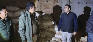 तिसरी थाना क्षेत्र अंतर्गत दो अलग अलग जगहों पर अवैध माईका के खिलाफ बड़ी छापेमारी की गई है। यह करवाई खोरीमहुआ एसडीएम अनिमेष रंजन के आदेश पर हुई है। बता दें कि तिसरी थाना क्षेत्र अंतर्गत चंदवापहरी में एक घर से अवैध माईका लगभग 5 टन जब्त किया गया है। वहीं दूसरी ओर प्रखंड मुख्यालय स्थित गोल्डन फ्यूचर पब्लिक स्कूल के समीप दो गोदाम से भारी मात्रा में  लगभग लाखों रुपए की अवैध माईका जब्त की गई है। बता दें कि दोनों गोदाम में माईका माफियाओं ने शातिर दिमाग लगाया था बता दें कि दोनों गोदाम के दोनों दरवाजे को अंदर से बंद कर ठीक उसी के सामने 5 इंच की दीवार खड़ा कर दी फिर दूसरी ओर से बाहर निकलकर दीवार को काटा गया फिर उस कटे हुए दीवार को सीमेंट के द्वारा खड़ा कर दिया गया। शुक्रवार को जब खोरीमहुआ एसडीएम अनिमेष रंजन, खोरीमहुआ एसडीपीओ राजेंद्र प्रसाद, तिसरी बीडीओ मनीष कुमार, अंचल अधिकारी अखिलेश प्रसाद एवम् तिसरी थाना प्रभारी रंजय कुमार ने जब यह देखा तो सबके होश उड़ गए। किसी तरह मुख्य द्वार को तोड़ा गया फिर उसके सामने खड़ी दीवार को तोड़ा गया उसके बाद अंदर प्रवेश कर अंदर रखे अवैध माईका और फ्लैक मशीन को जब्त किया गया है। और आगे की कारवाई में जुट गई है। इस छापेमारी दल में तीसरी थाना के निरंजन कुमार, राहुल यादव, आनंद साव एवम् कई अधिकारी उपस्थित थे