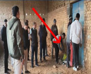 तिसरी में अवैध माइका तस्करी के ख़िलाफ़ प्रशासन द्वारा लगातार दूसरे दिन शनिवार को भी छापेमारी जारी रही और कारोबारियों के ख़िलाफ़ दबिश बनी रही, वहीं बीते शुक्रवार को तिसरी प्रखंड मुख्यालय के केवटाटांड स्थित दो माइका गोदामों में छापेमारी के दौरान भारी मात्रा में अवैध रूप से जमा किया गया माइका के साथ मिलर मशीन और जनरेटर आदि को जप्त किया गया था और चूँकि देर हो जाने के कारण जप्ती सूची नहीं बन पाई थी जिसके बाद रात भर उक्त स्थल पुलिस का पहरा लगा दिया गया था. दूसरे दिन सुबह में ही एक दंडाधिकारी अभिषेक कुमार माइका की वजन आदि के लिए लगा दिया गया और फिर लगभग साढ़े बारह बजे दूसरे दिन भी ख़ुद एसडीएम खोरीमहुआ 
अनिमेष रंजन, सीओ अखिलेश प्रसाद और बीडीओ मनीष कुमार उक्त स्थल पर पहुंचे और एसडीएम के निरीक्षण में सीजर लिस्ट तैयार किया गया.
   लगभग डेढ़ सौ टन माइका होने का अंदाजा किया गया और लगभग एक करोड़ से अधिक रुपए का अनुमान रखा गया है. एसडीएम ने कहा कि उक्त जमीन भी वन विभाग की लग रही है जिस पर विभाग काम करेगी, उन्होंने कहा कि अभी सारी सूची को विधिवत तैयार किया जा रहा है, इसके बाद या तो खनन विभाग या ख़ुद मेरे द्वारा मामला दर्ज कर दिया जायेगा. 
   कुछ देर उक्त स्थल पर रहने के बाद एसडीएम और बीडीओ एक गाड़ी में सवार होकर गुप्त सूचना के आधार पर तिसरी के सालगाडीह पथ पर छापेमारी अभियान चलाया लेकिन चूँकि लेडीज पुलिस नहीं होने के बेरंग वापस आ गयें.
वहीं खनन विभाग के डीएमओ सत्यजीत कुमार भी मौके पर पहुंचे और फिर एसडीएम के आदेश पर दोनों गोदामों को पहले दरवाजे के पास ईट से जोड़ दिया गया इसके बाद दरवाजे को सील कर दिया गया.
    इधर प्रशासन द्वारा तिसरी में सघन छापेमारी और्कार्यवाई से माइका माफियायों में हड़कंप मच गया है और ढिबरा कारोबारी अन्यत्र कहीं छिपे रह रहे है और उन्हें यह डर भी सता रहा कि कहीं उनका नाम न आ जाये. तिसरी में कई कारोबारी एक साथ मिलकर भी काम करते है और यही कारण है कि वे मुकदमेबाज़ी से डर रहे है और भागे फिर रहें हैं.
    सम्बंधित विभाग द्वारा जप्ती सूची देर रात तक तैयार की जा रही थी यही वजह है कि खबर लिखे जाने तक तिसरी थाना में मामला दर्ज नहीं हो पाया था. तीसरी से संजीत प्रजापति की खास रिपोर्ट