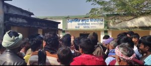 बिरनी प्रखंड अंतर्गत खाखीपीपर उत्क्रमित मध्य विद्यालय परागण में शनिवार को सहायक शिक्षक और एक ग्रामीण के बीच हुए विवाद ने अचानक मारपीट का रूप ले लिया। घटना से विद्यालय परिसर में अफरा-तफरी मच गई। घटना के दौरान ग्रामीण युनुस अंसारी की मोटरसाइकिल भी क्षतिग्रस्त हो गई।
विद्यालय के सचिव सलामत अंसारी ने बताया कि युनुस अंसारी किसी पैर फ्रैक्चर पीड़ित व्यक्ति को देखने स्कूल पहुंचे थे। इसी दौरान सहायक शिक्षक राजू अंसारी बाहर आए और उनसे पूछा कि उन्होंने उनके खिलाफ जिला शिक्षा पदाधिकारी को लिखित शिकायत क्यों की है। इसी बात को लेकर दोनों के बीच कहासुनी शुरू हुई, जो मारपीट तक पहुंच गई।
आरोप है कि विवाद के बीच शिक्षक राजू अंसारी ने युनुस की मोटरसाइकिल की चाबी छीन ली और वाहन को नुकसान पहुंचाया। वहीं, विद्यालय के एक अन्य सहायक शिक्षक मुस्लिम अंसारी ने भी आरोप लगाया कि झड़प के दौरान राजू अंसारी के परिजनों ने उनके साथ धक्का-मुक्की की।
घटना की सूचना मिलते ही भरकट्टा ओपी पुलिस दल-बल के साथ मौके पर पहुंची और तनावपूर्ण माहौल को शांत कराया।
शिक्षक राजू अंसारी का पक्ष
सहायक शिक्षक राजू अंसारी ने अपने ऊपर लगाए गए सभी आरोपों को खारिज किया। उनका कहना है कि युनुस अंसारी विद्यालय आकर उन्हें धमका रहे थे और गलत तरीके से पढ़ाने का आरोप लगा रहे थे। उन्होंने कहा कि मोटरसाइकिल खुद गिरने से क्षतिग्रस्त हुई है, उन्होंने किसी प्रकार की तोड़फोड़ नहीं की।
पुलिस की प्रतिक्रिया
भरकट्टा ओपी प्रभारी अमन कुमार ने कहा:
“दोनों पक्षों से आवेदन मिलते ही मामले की जांच शुरू कर दी जाएगी। जांच के आधार पर जो भी दोषी पाया जाएगा, उसके खिलाफ सख्त कार्रवाई की जाएगी।”