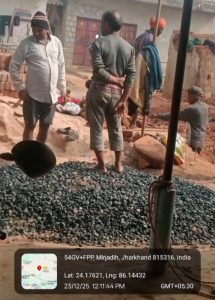 गिरिडीह। जिला गिरिडीह के सदर प्रखंड अंतर्गत मौजा मिर्जाडीह, पंचायत बजटो, थाना गिरिडीह (मु.) क्षेत्र में सार्वजनिक (गैरमजरुआ) भूमि पर अवैध कब्ज़ा कर पक्का मकान निर्माण का गंभीर मामला सामने आया है। इस अवैध निर्माण को लेकर स्थानीय ग्रामीणों में भारी आक्रोश व्याप्त है और क्षेत्र में तनाव की स्थिति बनी हुई है। प्राप्त जानकारी के अनुसार हल्का संख्या–IV, थाना संख्या–184 के अंतर्गत स्थित खाता संख्या–10, प्लॉट संख्या–52 (07 डिसमिल) एवं खाता संख्या–11, प्लॉट संख्या–51 (09 डिसमिल) पूरी तरह से गैरमजरुआ सार्वजनिक भूमि है। इस भूमि पर रामदेव महतो, पिता स्व. नुनुराम महतो, निवासी ग्राम गादी, पोस्ट लेदा, थाना गिरिडीह (मु.) द्वारा अवैध रूप से कब्ज़ा कर पक्का मकान का निर्माण कार्य कराया जा रहा है। ग्रामीणों का कहना है कि उक्त भूमि सार्वजनिक उपयोग की है, जिस पर किसी भी प्रकार का निजी निर्माण कानूनन प्रतिबंधित है। इसके बावजूद खुलेआम निर्माण कराए जाने से सार्वजनिक आवागमन बाधित हो रहा है। वहीं दूसरे मौजा के व्यक्ति द्वारा इस तरह का अवैध कब्ज़ा किए जाने से गांव का माहौल बिगड़ रहा है। स्थानीय ग्रामीणों ने बताया कि मामले की सूचना प्रशासन एवं पुलिस को दी जा चुकी है, बावजूद इसके अब तक कोई ठोस कार्रवाई नहीं होने से लोगों में नाराज़गी बढ़ती जा रही है। ग्रामीणों ने आशंका जताई है कि यदि समय रहते प्रशासन ने हस्तक्षेप नहीं किया, तो स्थिति और अधिक बिगड़ सकती है तथा कानून-व्यवस्था की समस्या उत्पन्न हो सकती है। ग्रामीणों ने उपायुक्त गिरिडीह, अंचल अधिकारी सदर एवं थाना प्रभारी गिरिडीह (मु.) से मांग की है कि स्थल निरीक्षण कर अविलंब अवैध कब्ज़ा एवं निर्माण कार्य पर रोक लगाई जाए तथा दोषी व्यक्ति के विरुद्ध कानूनी कार्रवाई सुनिश्चित की जाए। अब देखना यह होगा कि प्रशासन इस गंभीर मामले में कितनी शीघ्र कार्रवाई करता है।