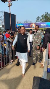 कार्यकर्ताओं और आम लोगों के लिए हर समय तैयार रहें : दीपक प्रकाश
जमुआ प्रतिनिधि।
जन प्रतिनिधि किसी एक वर्ग के नहीं, बल्कि पूरे समाज के होते हैं। आम जनता की समस्याओं के समाधान को सर्वोच्च प्राथमिकता देना ही जनप्रतिनिधियों की पहली जिम्मेदारी है। उक्त बातें भाजपा के पूर्व प्रदेश अध्यक्ष सह राज्यसभा सांसद दीपक प्रकाश ने पौष पूर्णिमा के अवसर पर जमुआ स्थित लंगटा बाबा की समाधि पर चादरपोशी के बाद पत्रकारों से बातचीत में कहीं।
उन्होंने कहा कि संगठन और सरकार को मजबूत करने के लिए अनुभवी और तपे-तपाए कार्यकर्ताओं की एक सशक्त टीम तैयार करनी चाहिए, वहीं युवाओं को भी कार्य के क्रियान्वयन में सक्रिय रूप से जोड़ा जाना आवश्यक है। युवाओं की ऊर्जा और अनुभव का समन्वय ही किसी भी संगठन को नई ऊंचाइयों तक ले जा सकता है।
दीपक प्रकाश ने स्पष्ट शब्दों में कहा कि किसी भी जनप्रतिनिधि की सफलता का वास्तविक पैमाना उसका एक वर्ष का कार्यकाल होता है। इस अवधि में किए गए कार्य, जनता से संवाद और समस्याओं के समाधान से ही जनता तय करती है कि प्रतिनिधि कितना सफल रहा। उन्होंने कार्यकर्ताओं से हर समय जनता के लिए उपलब्ध रहने और उनकी समस्याओं को गंभीरता से सुनने का आह्वान किया।
इस अवसर पर उनके साथ कई स्थानीय भाजपा कार्यकर्ता उपस्थित थे। हालांकि, कार्यक्रम में स्थानीय विधायक और भाजपा जिलाध्यक्ष की अनुपस्थिति चर्चा का विषय बनी रही। बावजूद इसके, कार्यक्रम शांतिपूर्ण और श्रद्धापूर्ण वातावरण में संपन्न हुआ।