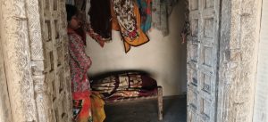 गिरिडीह जिले के तिसरी प्रखंड अंतर्गत लोकाय पंचायत के पनियाय गांव में सोमवार की रात एक बड़ी और सनसनीखेज घटना सामने आई। गांव की रहने वाली सूरजमुनि मरांडी ने कथित तौर पर जहर खाकर अपनी जीवन लीला समाप्त कर ली। घटना की जानकारी मंगलवार सुबह तब मिली, जब परिजनों ने उसे मृत अवस्था में पाया।हालांकि, मृतका के परिजनों ने इसे आत्महत्या नहीं बल्कि हत्या का मामला बताते हुए गंभीर आरोप लगाए हैं। बताया जाता है कि सूरजमुनि की शादी करीब छह महीने पहले हुई थी और पति-पत्नी के बीच सोमवार की शाम को विवाद हुआ था। जिसके बाद दोनों को समझा बुझाकर परिजनों ने उसे उसके ससुराल पनियाय वापस भेज दिया था और उसी रात उसकी संदिग्ध परिस्थितियों में मौत हो गई।मृतका की मां तालो मुर्मू और पता अरुण मरांडी ने बताया कि उनकी बेटी और दामाद के बीच सोमवार को आपसी विवाद हुआ था।घटना की सूचना मिलते ही लोकाय थाना प्रभारी अमित कुमार पुलिस बल के साथ घटनास्थल पर पहुंचे और मामले की छानबीन की। प्रारंभिक जांच के बाद पुलिस ने मृतका के पति अशोक मुर्मू को हिरासत में लेकर लोकाय थाना ले गई है।