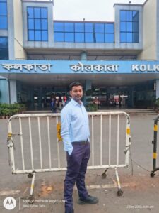 **बिरनी प्रखंड के तुलसीटाण्ड पंचायत के धीरज शाह बने ईस्टर्न रेलवे के असिस्टेंट लोको पायलट**

बिरनी प्रखंड अंतर्गत तुलसीटाण्ड पंचायत निवासी धीरज शाह, पिता उमेश शाह, का चयन ईस्टर्न रेलवे कोलकाता में असिस्टेंट लोको पायलट पद पर हुआ है। धीरज शाह की इस उपलब्धि से न सिर्फ तुलसीटाण्ड पंचायत बल्कि पूरे इलाके में खुशी की लहर है और हर ओर उनकी प्रशंसा की जा रही है।

धीरज शाह के चयन से क्षेत्र के युवाओं में विशेष उत्साह देखने को मिल रहा है। उनकी सफलता युवाओं के लिए प्रेरणास्रोत बन गई है और यह संदेश दे रही है कि मेहनत, लगन और अनुशासन से किसी भी लक्ष्य को प्राप्त किया जा सकता है।

अपनी सफलता पर धीरज शाह ने कहा कि इस उपलब्धि का श्रेय वे अपने माता-पिता, परिजनों एवं गुरुओं को देते हैं, जिनके मार्गदर्शन, आशीर्वाद और सहयोग से यह संभव हो पाया। उन्होंने कहा कि भविष्य में वे पूरी निष्ठा और ईमानदारी से अपने दायित्वों का निर्वहन करेंगे।

धीरज शाह की इस सफलता पर पंचायत प्रतिनिधियों, ग्रामीणों एवं शुभचिंतकों ने बधाई देते हुए उनके उज्ज्वल भविष्य की कामना की है।