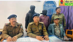 तिसरी पुलिस को बड़ी सफलता, नाबालिक के अपहरण व दुष्कर्म मामले में दो आरोपी गिरफ्तार
तिसरी थाना पुलिस को एक बड़ी सफलता हाथ लगी है। बुधवार को गुप्त सूचना के आधार पर कार्रवाई करते हुए पुलिस ने दो आरोपियों को गिरफ्तार किया है।
उत्तर प्रदेश से आए थे। ड्राइवर अमित कुमार और उसका खलासी छोटेलाल दो नाबालिक बच्ची को बहला-फुसलाकर गोवा ले जाने का प्रयास कर रहे थे। आरोप है कि गोवा ले जाकर नाबालिक के साथ शारीरिक शोषण भी किया जाता था।
मामले की सूचना मिलते ही खोरीमहुवा एसडीपीओ राजेंद्र प्रसाद के नेतृत्व में तिसरी थाना प्रभारी रंजय कुमार ने त्वरित कार्रवाई करते हुए दोनों आरोपियों को गिरफ्तार कर लिया है।
गिरफ्तारी के बाद पुलिस द्वारा प्रेस वार्ता कर मामले की जानकारी दी गई। आरोपियों को न्यायालय में प्रस्तुत कर न्यायिक हिरासत में भेज दिया गया है। मामले में आगे की कानूनी कार्रवाई जारी है।