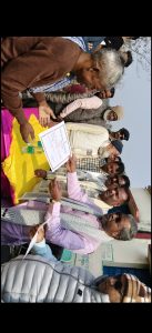 सामाजिक सुरक्षा कोषांग अंतर्गत सर्वजन पेंशन योजना के तहत शनिवार को तिसरी प्रखंड के बेलवाना पंचायत सचिवालय में एक कार्यक्रम का आयोजन किया गया। इस अवसर पर झारखंड के प्रथम मुख्यमंत्री सह धनवार विधायक बाबूलाल मरांडी ने कई लाभुकों के बीच पेंशन स्वीकृति पत्र का वितरण किया।कार्यक्रम में प्रखंड विकास पदाधिकारी (बीडीओ) मनीष कुमार, मुखिया प्रतिनिधि उमर फारूक, पूर्व जिलाध्यक्ष अशोक उपाध्याय, जिला मंत्री सह सांसद प्रतिनिधि मनोज यादव, इलियास अंसारी सहित बड़ी संख्या में ग्रामीण एवं गणमान्य लोग उपस्थित थे।इस दौरान बाबूलाल मरांडी ने कहा कि सामाजिक सुरक्षा पेंशन योजना गरीब, वृद्ध एवं जरूरतमंद लोगों के लिए सरकार की एक महत्वपूर्ण योजना है, जिससे उन्हें सम्मानजनक जीवन जीने में सहायता मिलती है।
लाभुक का नाम
1.फिरोजा खातून
2. रूपमणीय देवी
3. जुपरा बेसरा
4. रिहाना खातून
5. केला मांझी
6. सोनिया हंसदा
7. प्रभु ठाकुर
8. साहेब अंसारी
9. तबरेज अंसारी
10. नानकु हेंब्रम
और कई लोगों को दिया गया सुरक्षा कोषांग अंतर्गत सर्वजन पेंशन योजना। मौका पर बेलवाना पंचायत के मुखिया प्रतिनिधि उमर फारूक ,बीपीओ पंकज कुमार, पंचायत सचिव धनेश्वर रविदास, तिसरी के पंचायत सचिव राजेश मोदी, बरवाडीह, पंचायत सचिव ब्यास पंडित, संजय साहू , विकाश साव, और अन्य लोग उपस्थित थे।